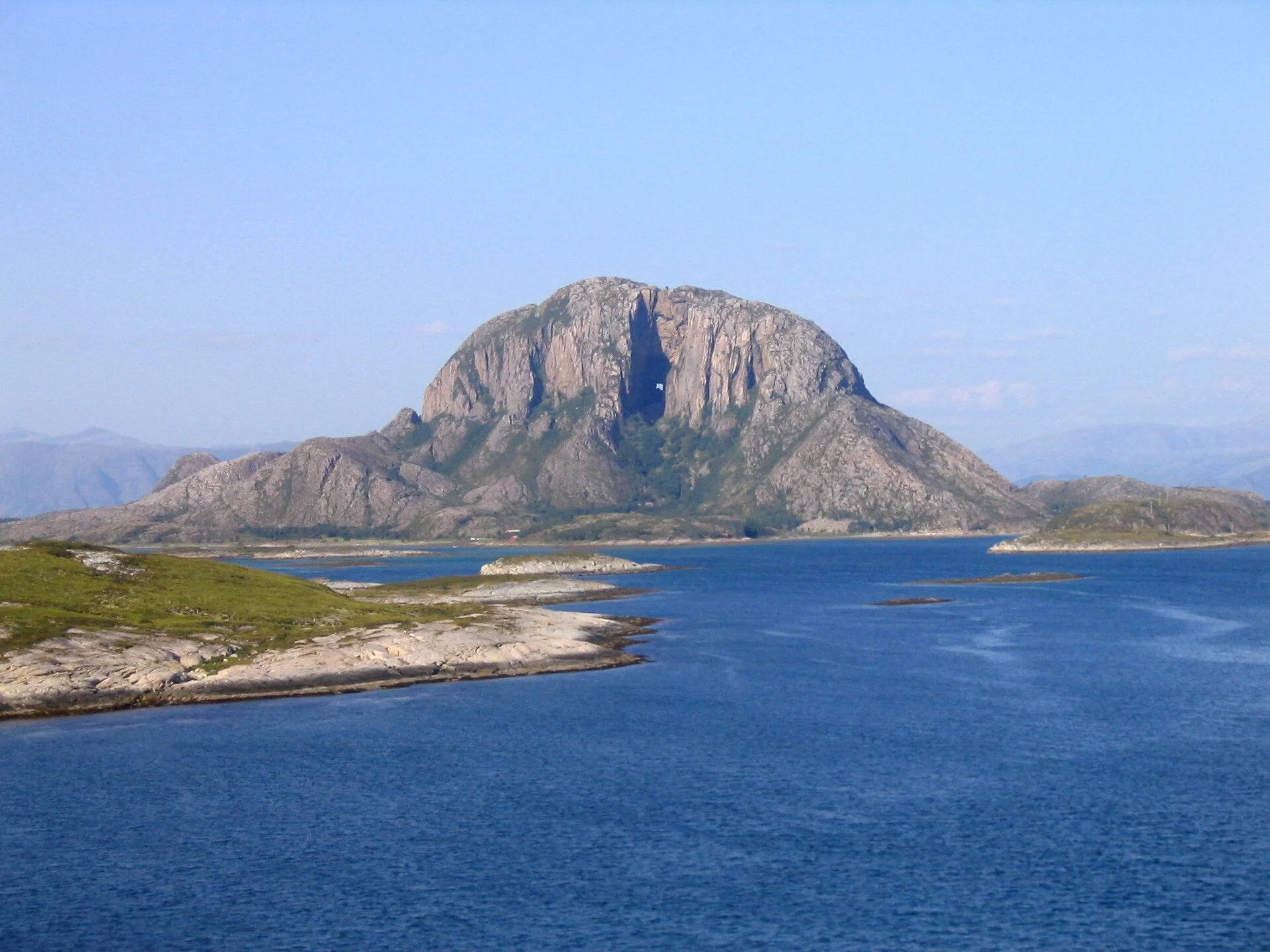 Der Berg Torghatten mit dem durchgehenden Loch, vom Wasser aus gesehen