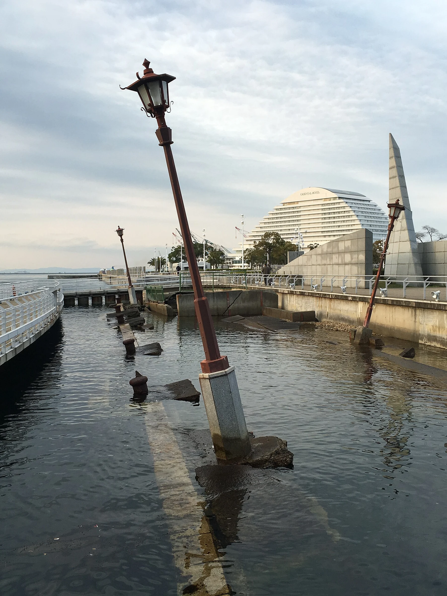 Die vom Erdbeben 1995 gekippte Kaimauer im Meriken Park