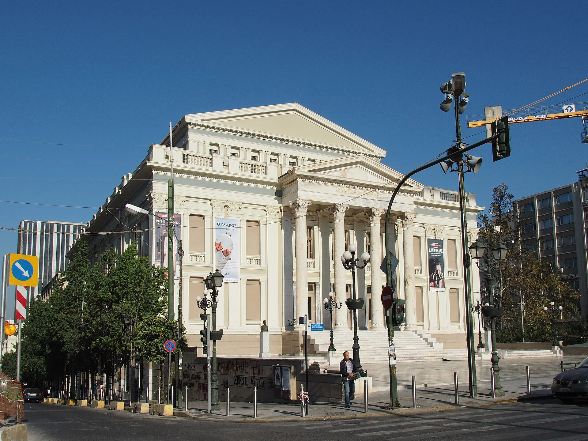 Das klassizistische Gemeindetheater (Dimotiko Theatro) von Piräus mit Säulenportikus an einer Straßenkreuzung.