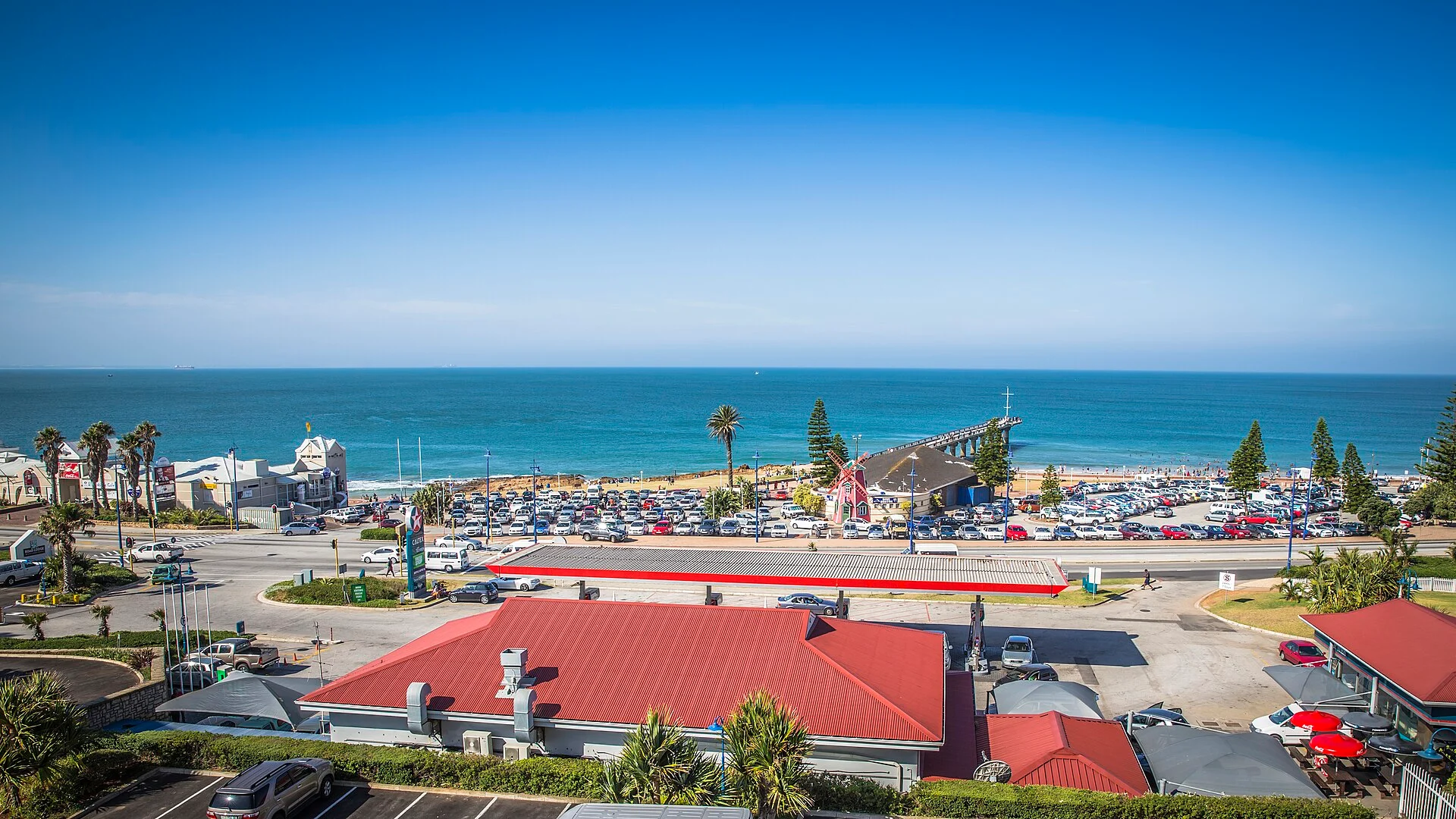 Die Strandpromenade von Gqeberha mit Seebrücke und Algoa Bay
