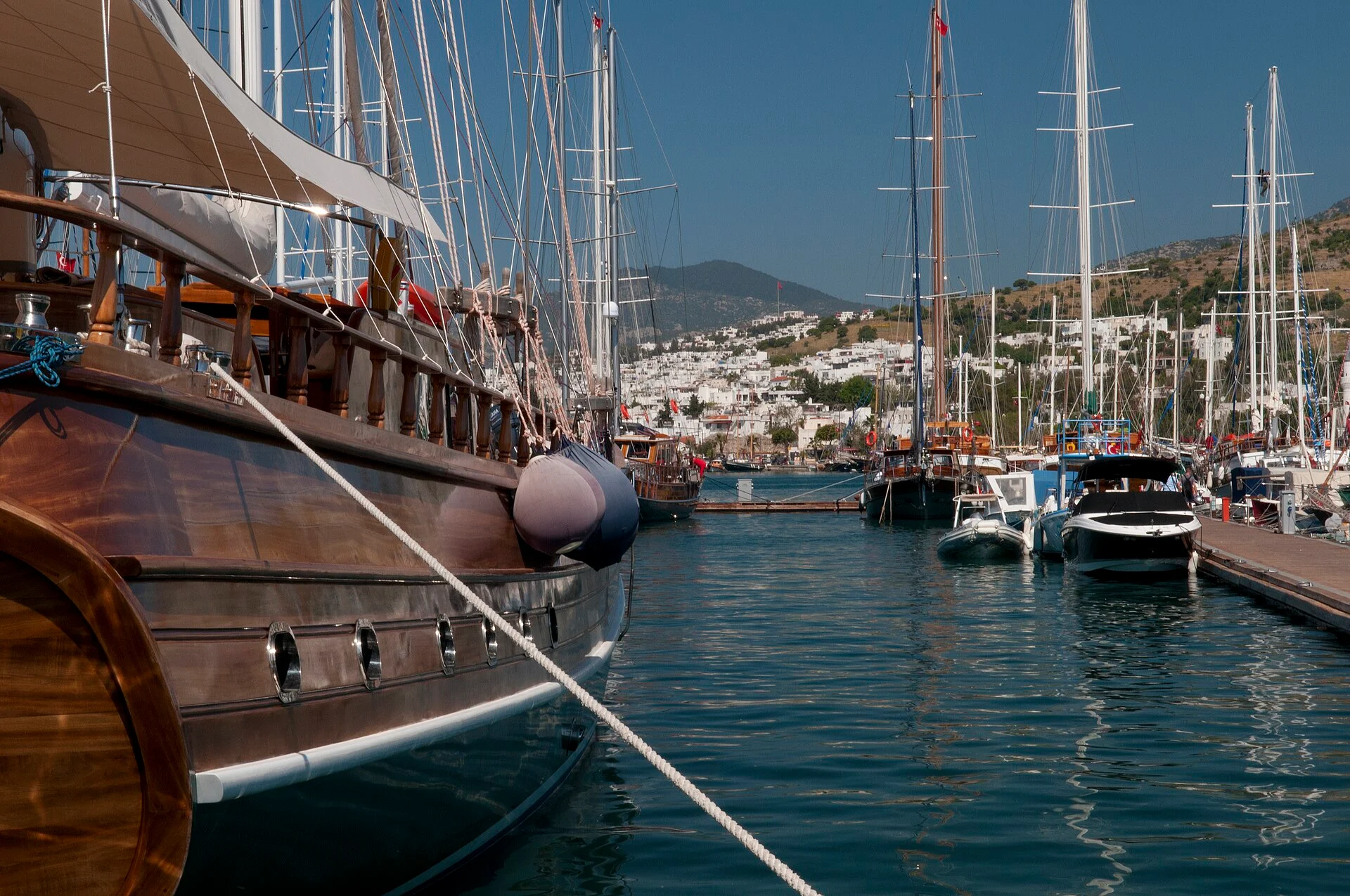 Gulets im Hafen von Bodrum vor der weißen Stadt