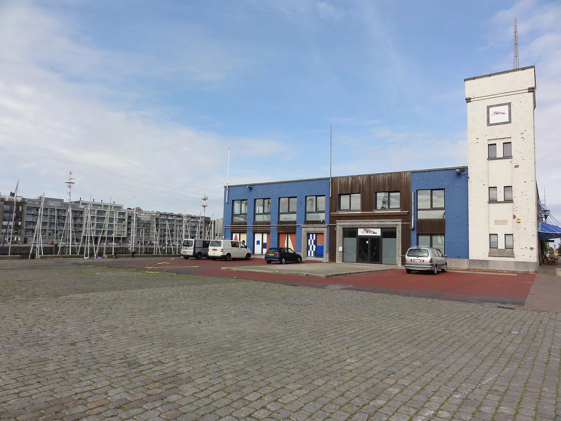 Gebäude der Oude Vismijn, heute Standort des Maritimmuseums Seafront Zeebrügge, mit gepflastertem Vorplatz.