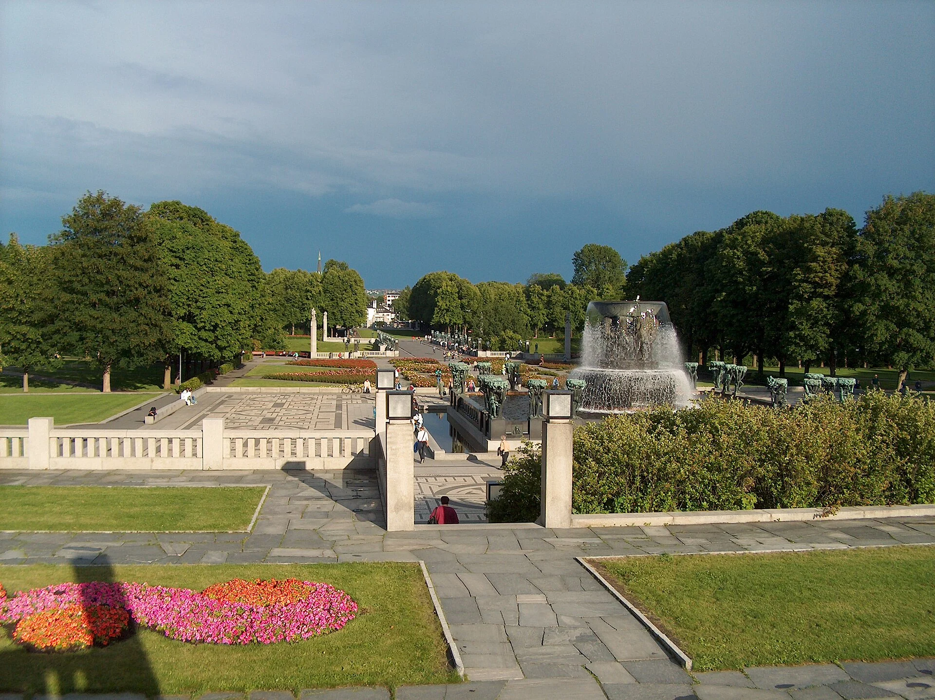 Blick von der Monolith-Terrasse über Brunnen, Brücke und Hauptachse des Vigelandparks in Oslo.