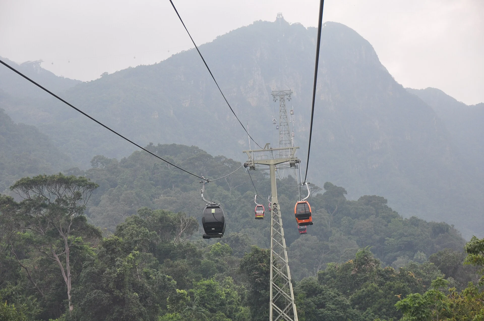 Die Seilbahn SkyCab auf den Gunung Machinchang