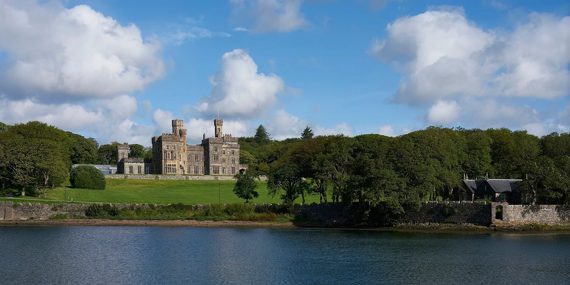 Lews Castle über dem Hafen von Stornoway, vom Wasser aus gesehen, mit Sea Gate Lodge rechts.