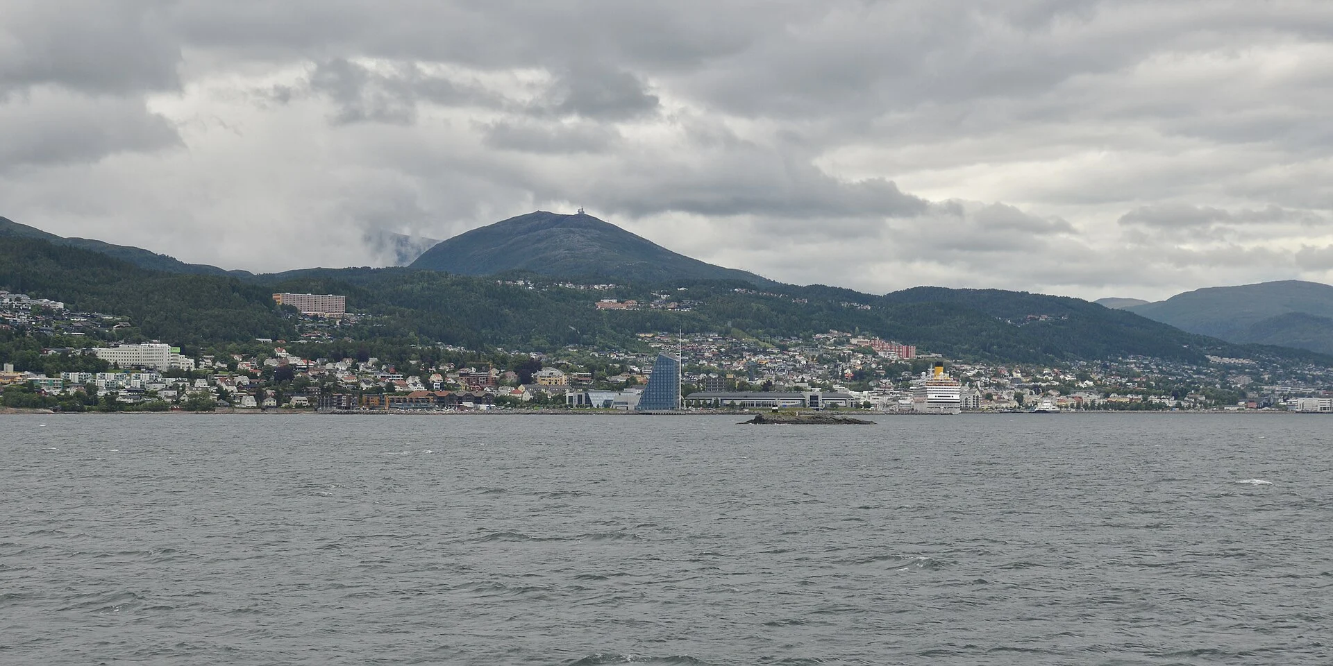 Blick über den Romsdalsfjord auf Molde mit den Bergen dahinter