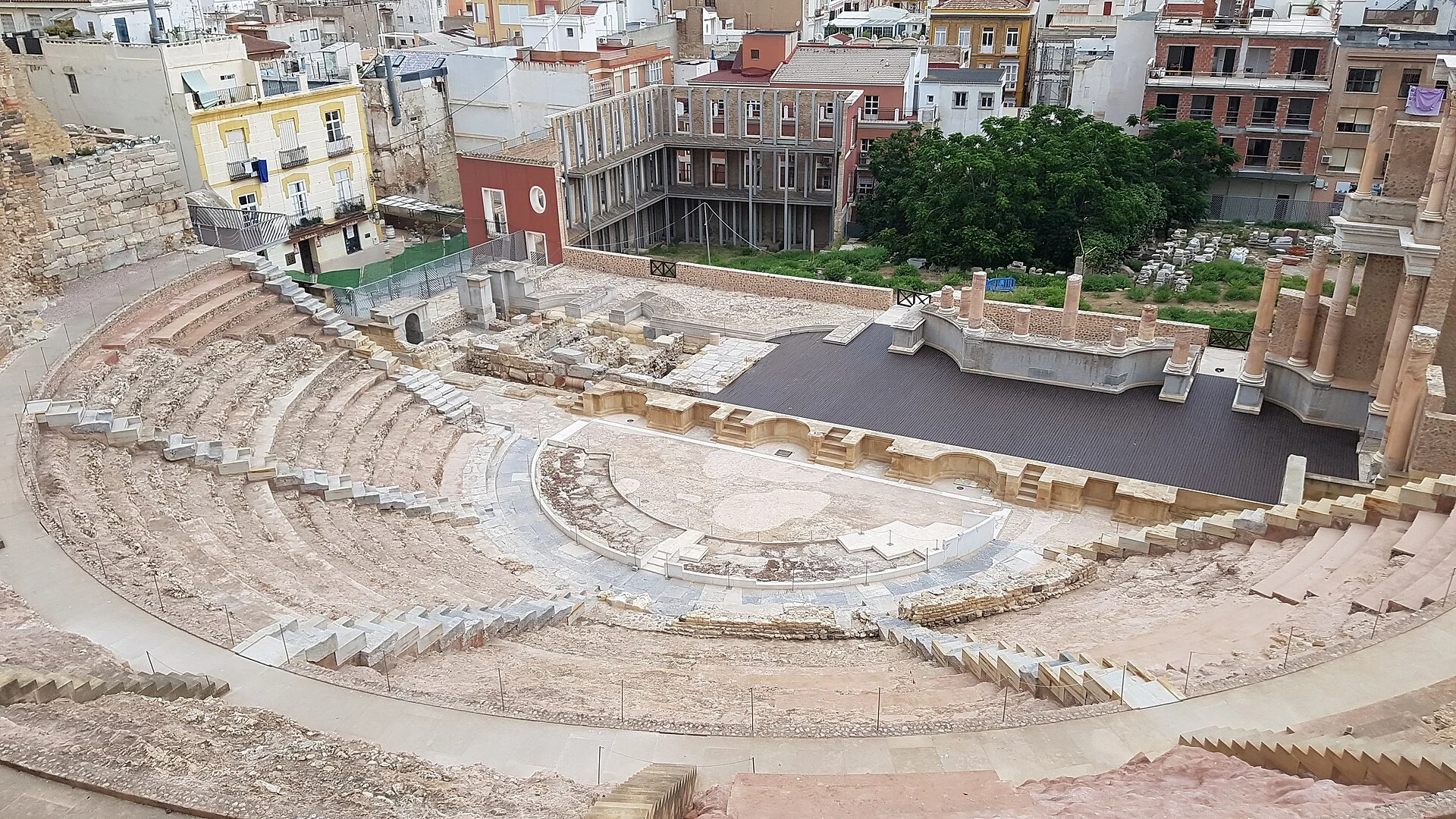 Das römische Theater von Cartagena von oben, umgeben von der Altstadt
