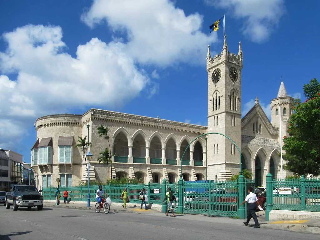 Die neugotischen Parlamentsgebäude von Bridgetown mit Uhrturm