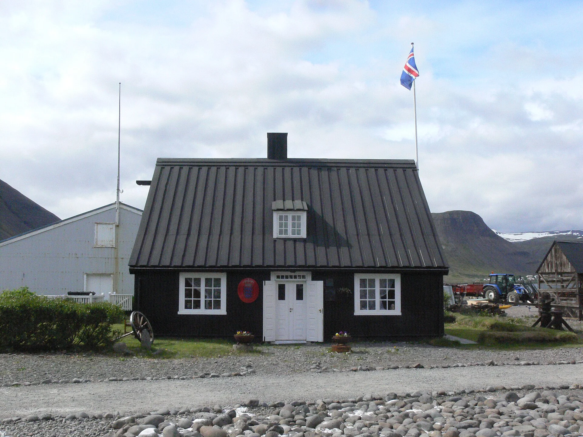 Ein altes Holzhaus in Neðstikaupstaður, dem ältesten Ortsteil von Ísafjörður