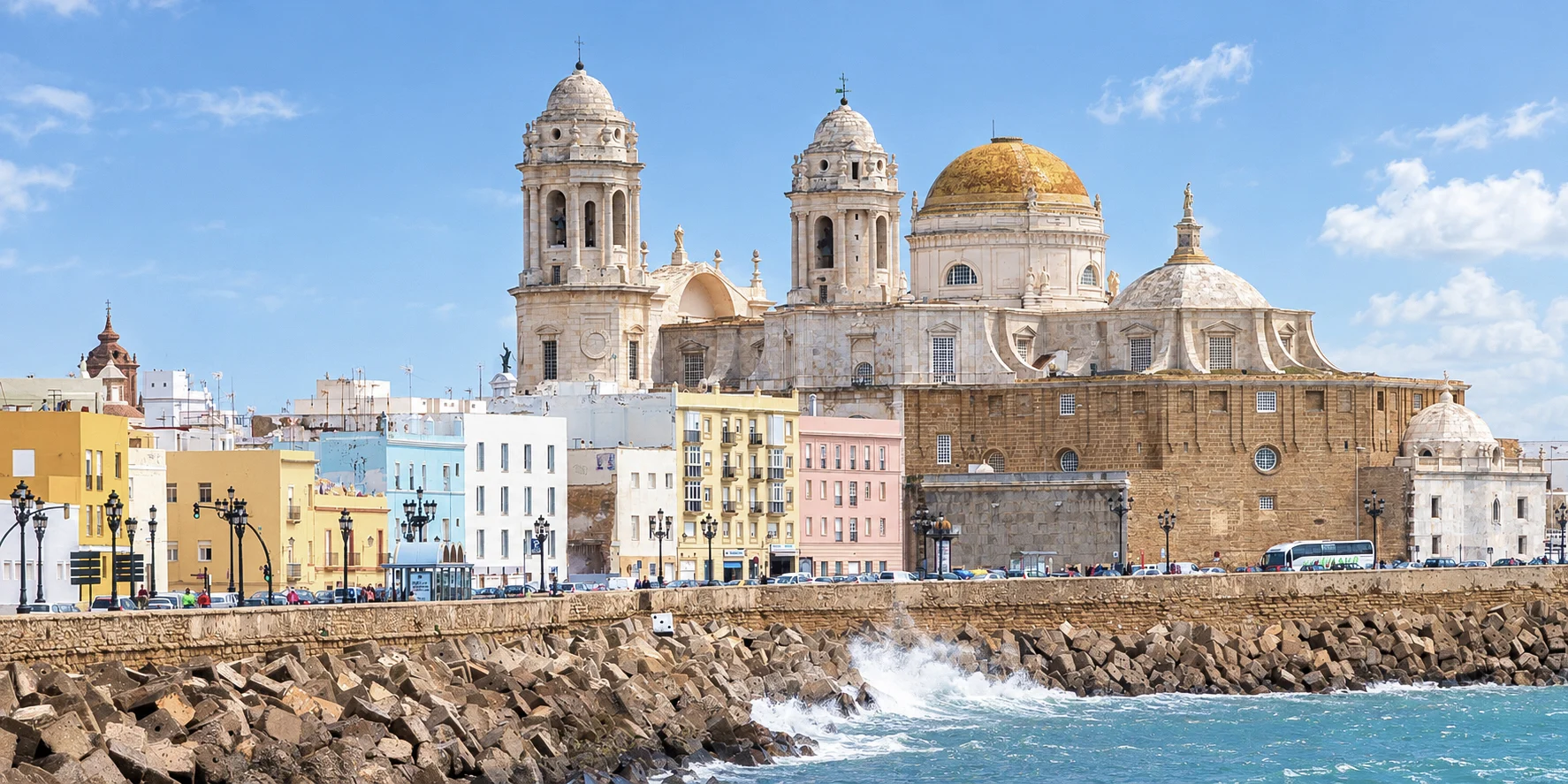 Die Kathedrale von Cádiz mit ihrer goldgelben Kuppel über der Uferstraße