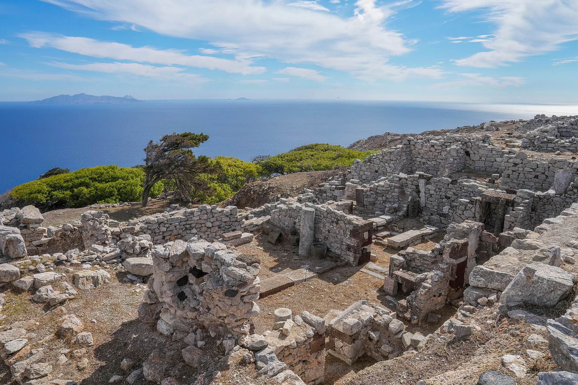 Die Ausgrabungsstätte Alt-Thera auf dem Bergrücken über der Küste Santorins