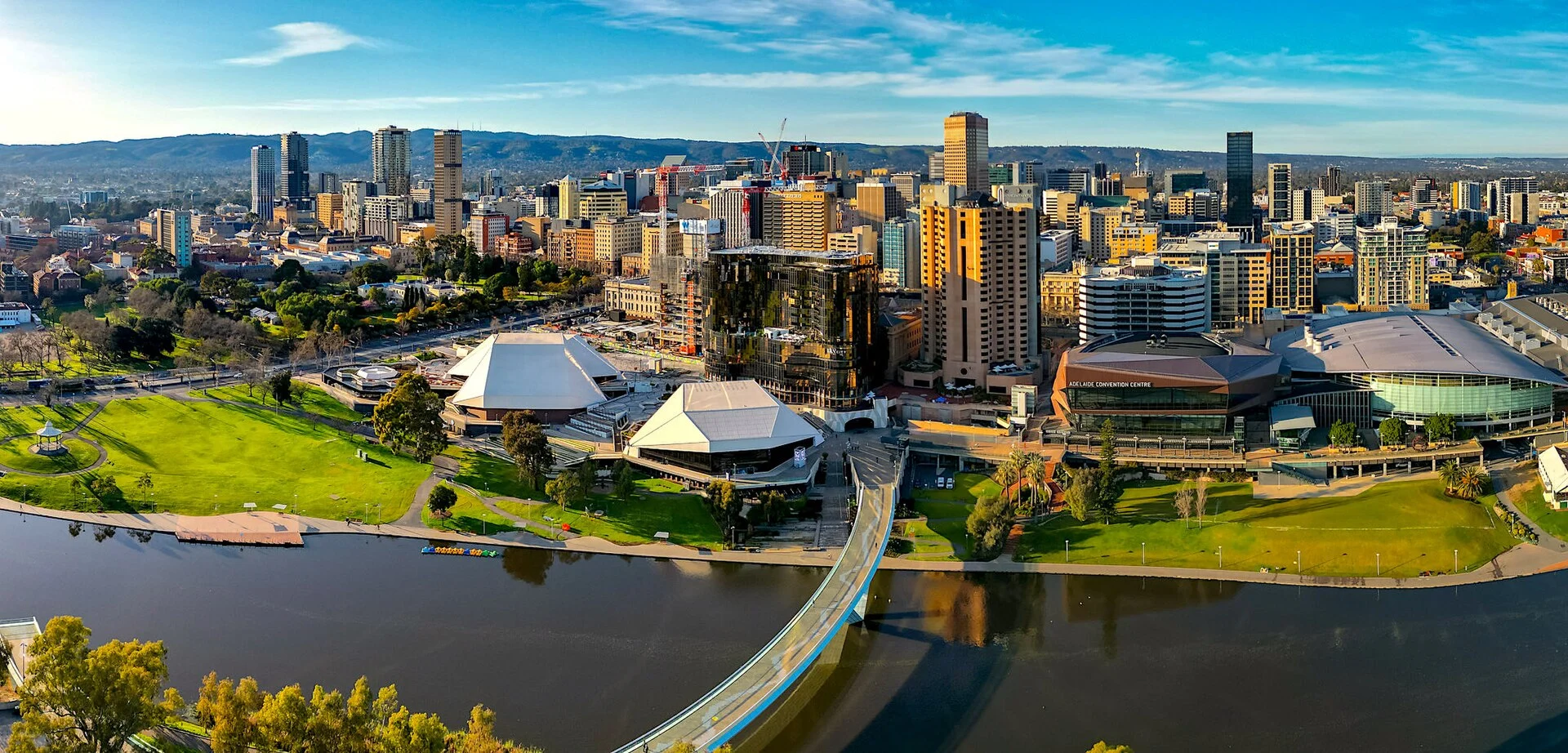 Die Skyline von Adelaide über dem Torrens