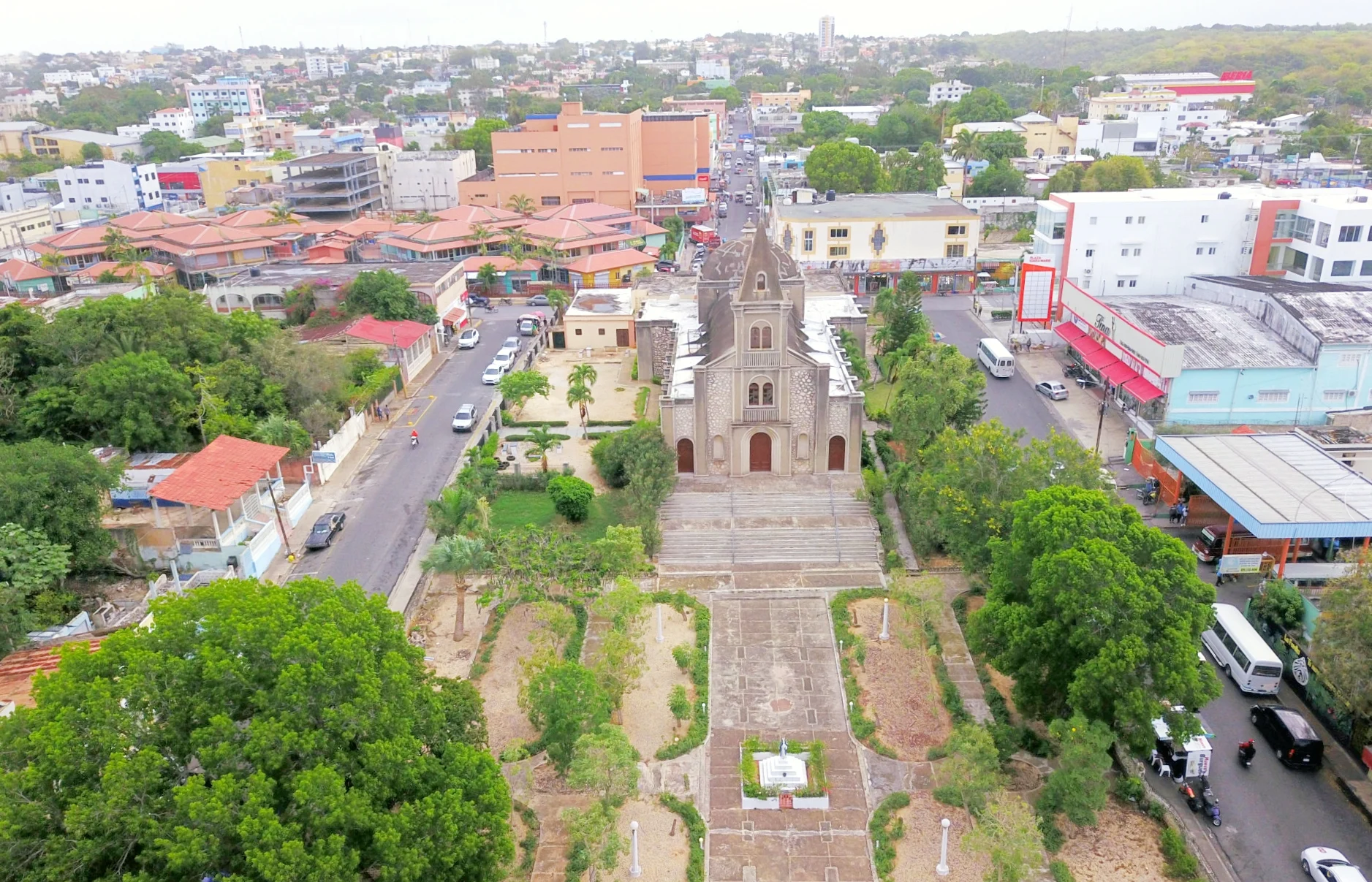Blick von oben auf den Parque Central von La Romana mit der Kirche Santa Rosa de Lima