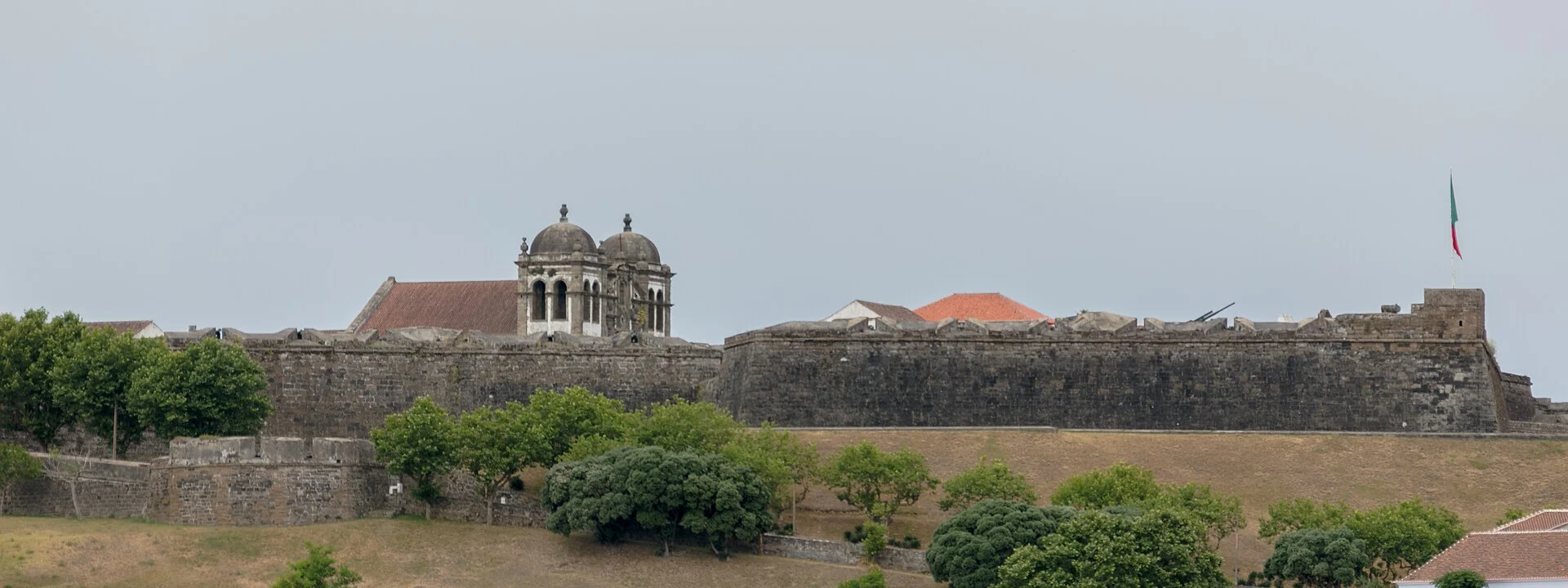 Die Mauern des Forte de São João Baptista auf dem Monte Brasil