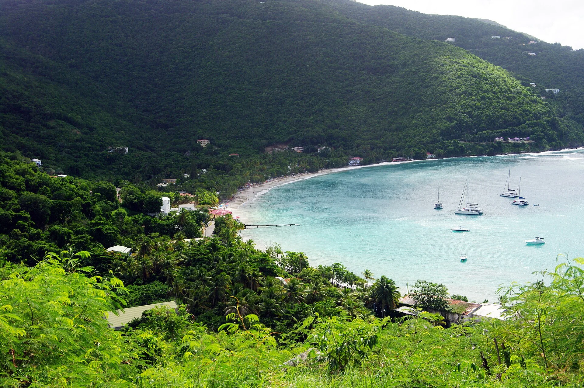 Die Bucht von Cane Garden Bay auf Tortola von oben