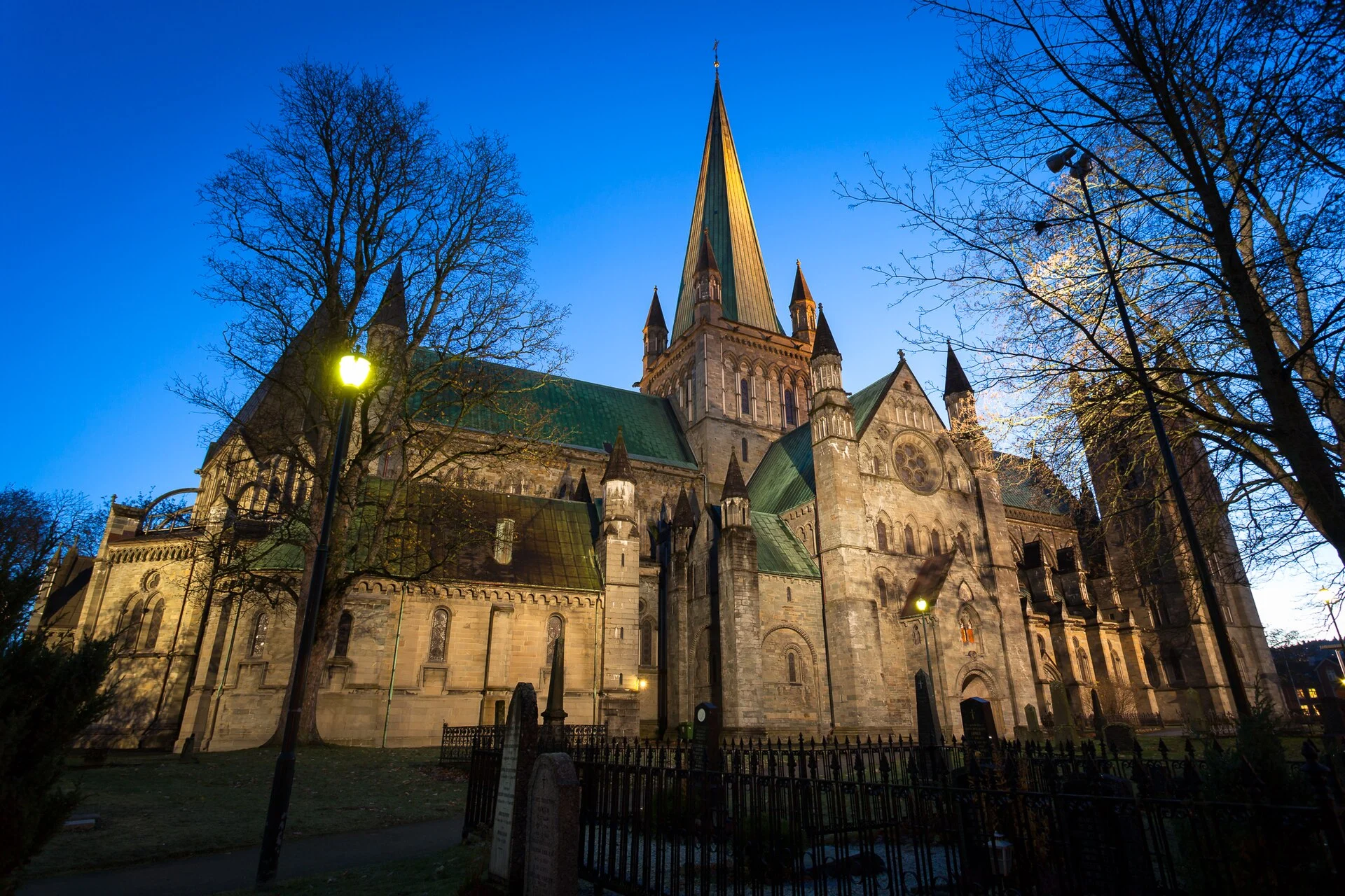 Der Nidarosdom in Trondheim in der Abenddämmerung