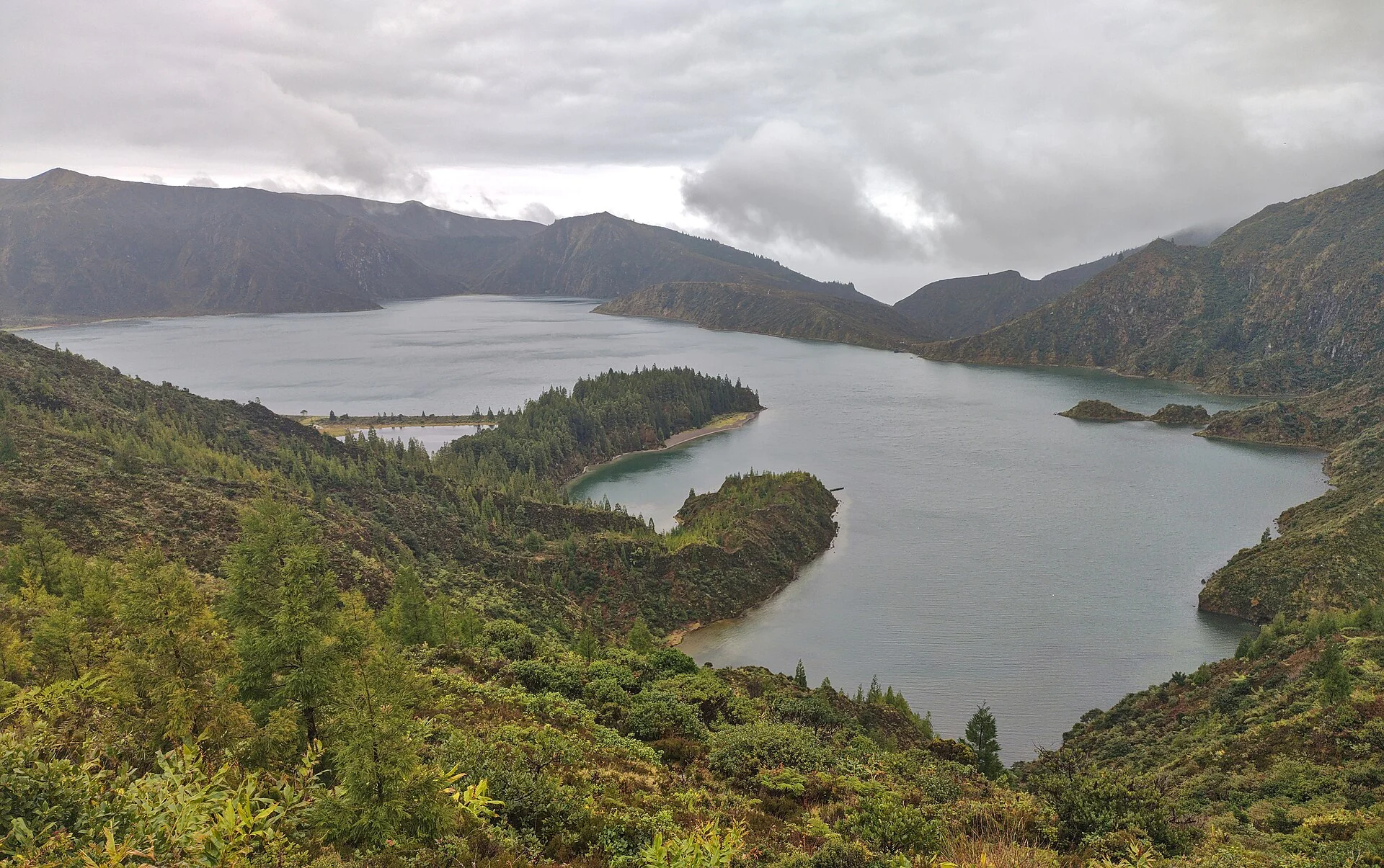 Die Lagoa do Fogo im Krater des Vulkans Água de Pau