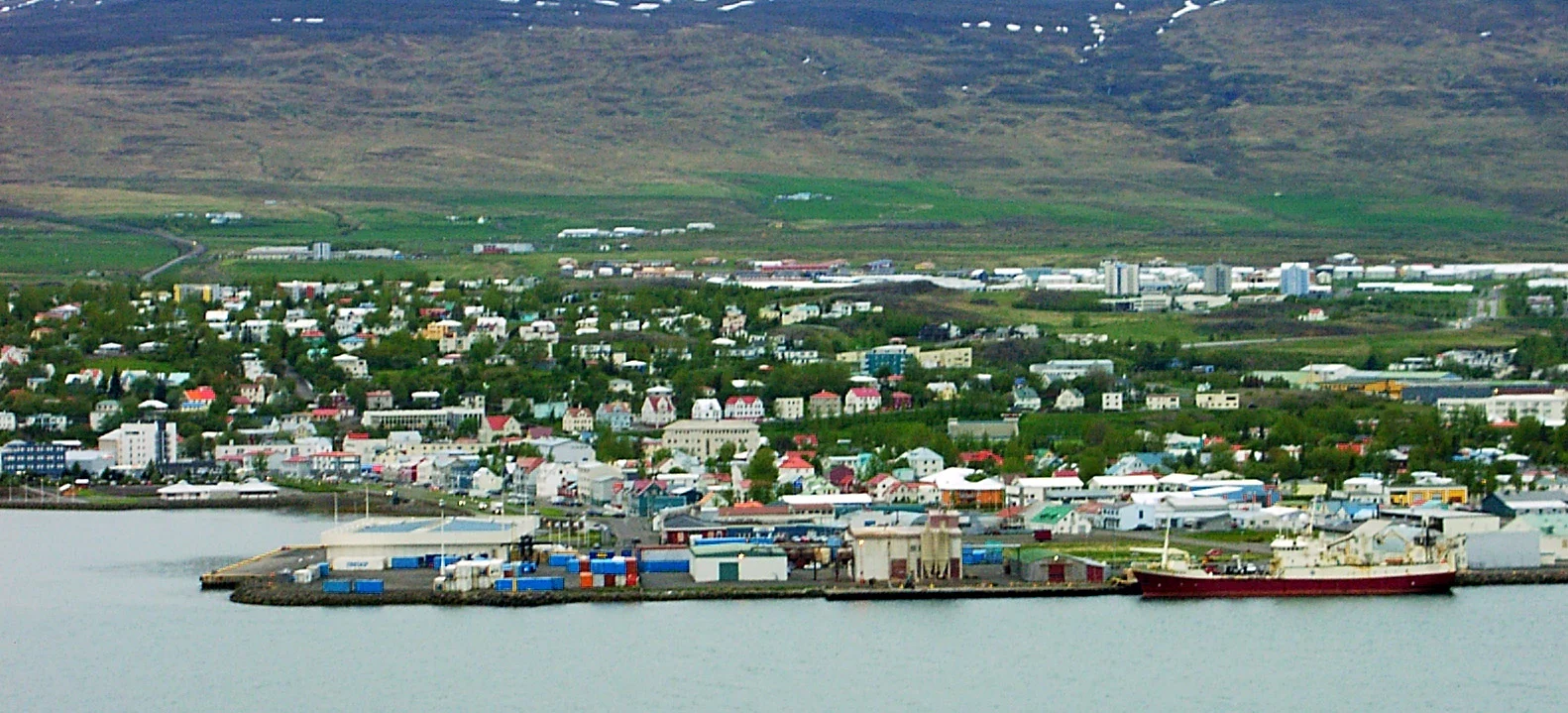 Akureyri am Eyjafjörður mit bunten Häusern und dem Hafen