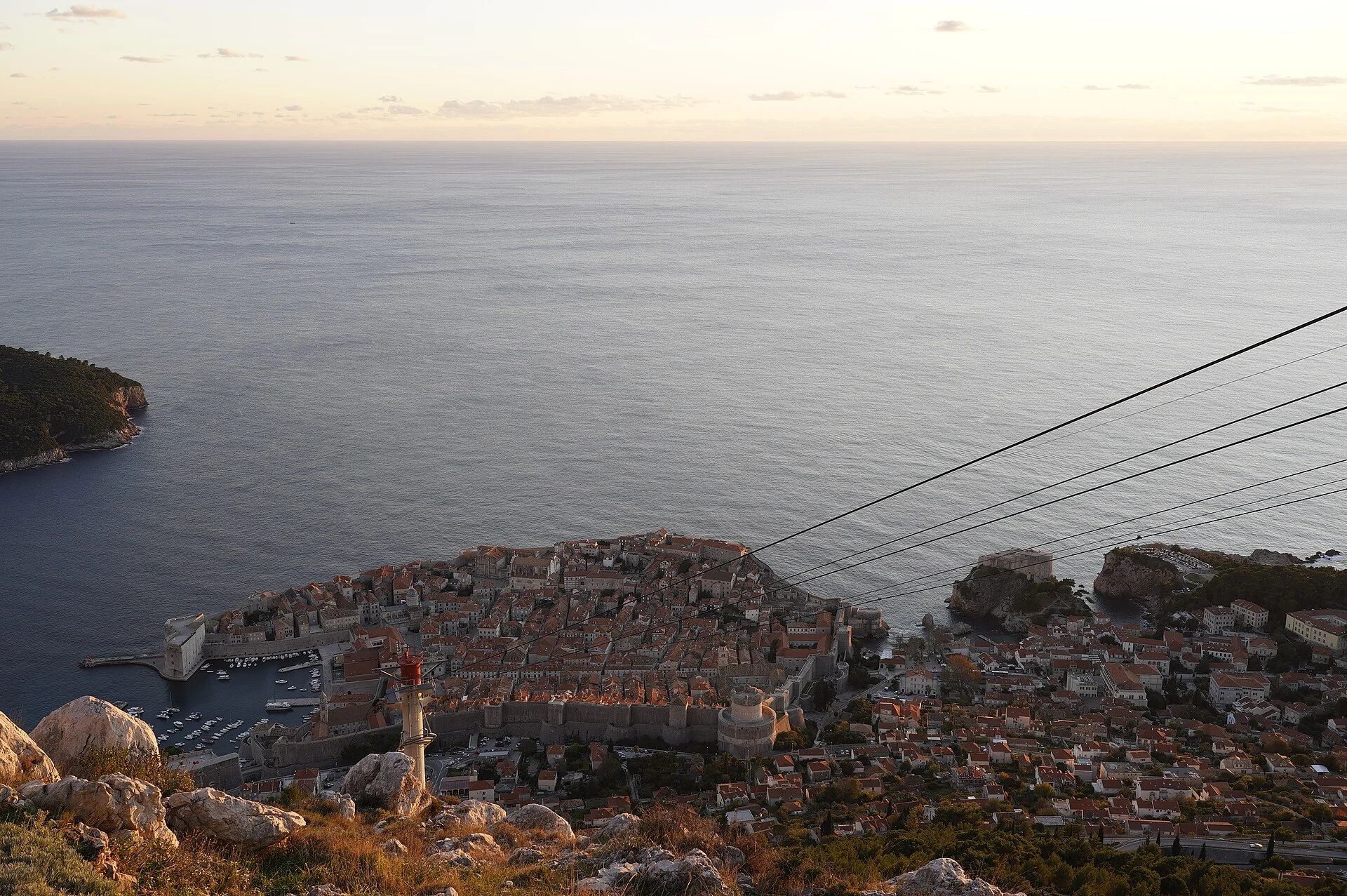 Blick vom Berg Srđ über die Seilbahnseile hinweg auf die Altstadt von Dubrovnik und das Meer