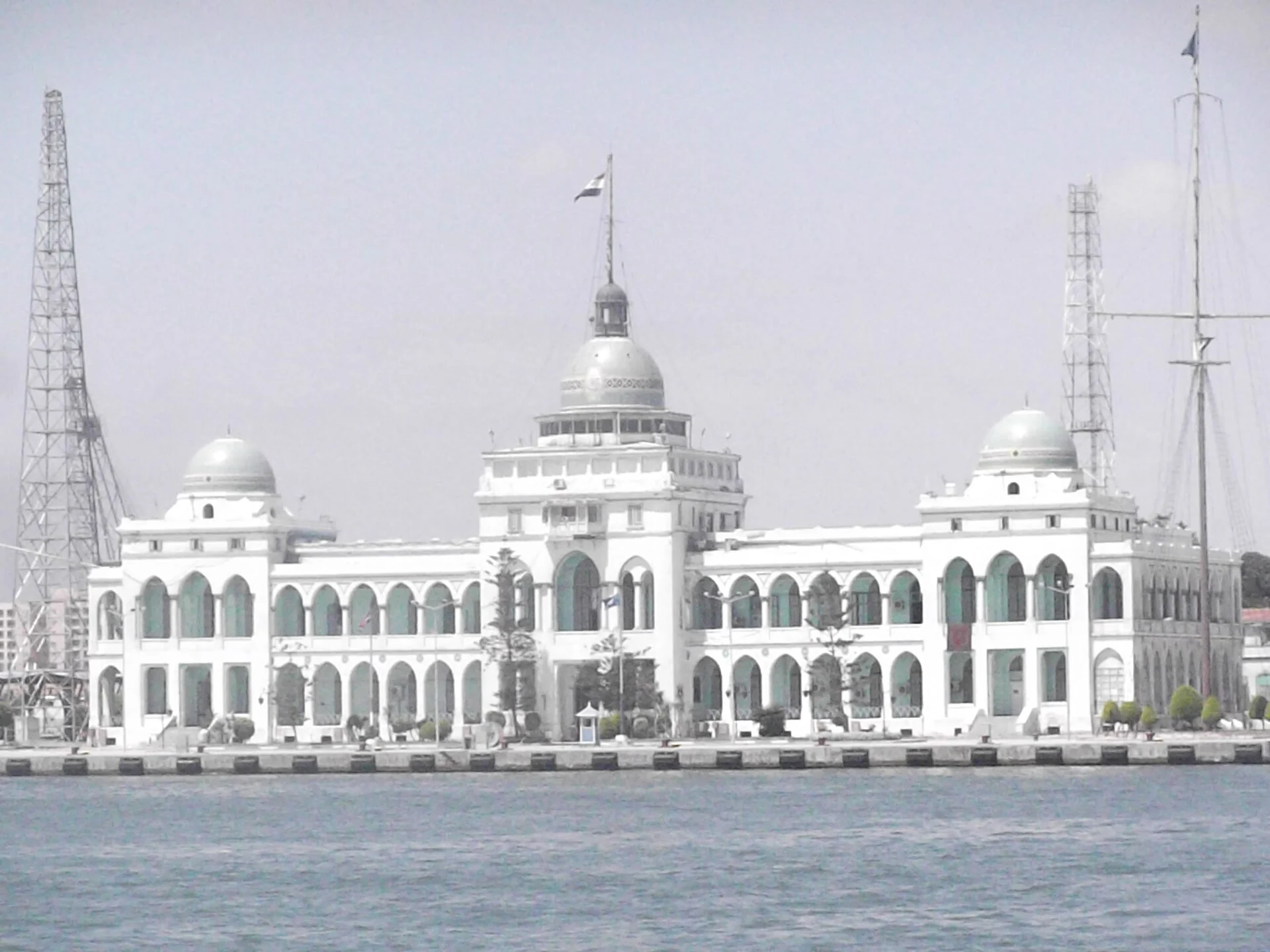 Das Gebäude der Suezkanalbehörde in Port Said mit seinen drei grünen Kuppeln
