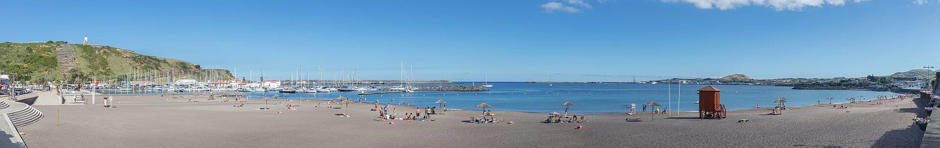 Der Sandstrand von Praia da Vitória mit dem Hafen dahinter