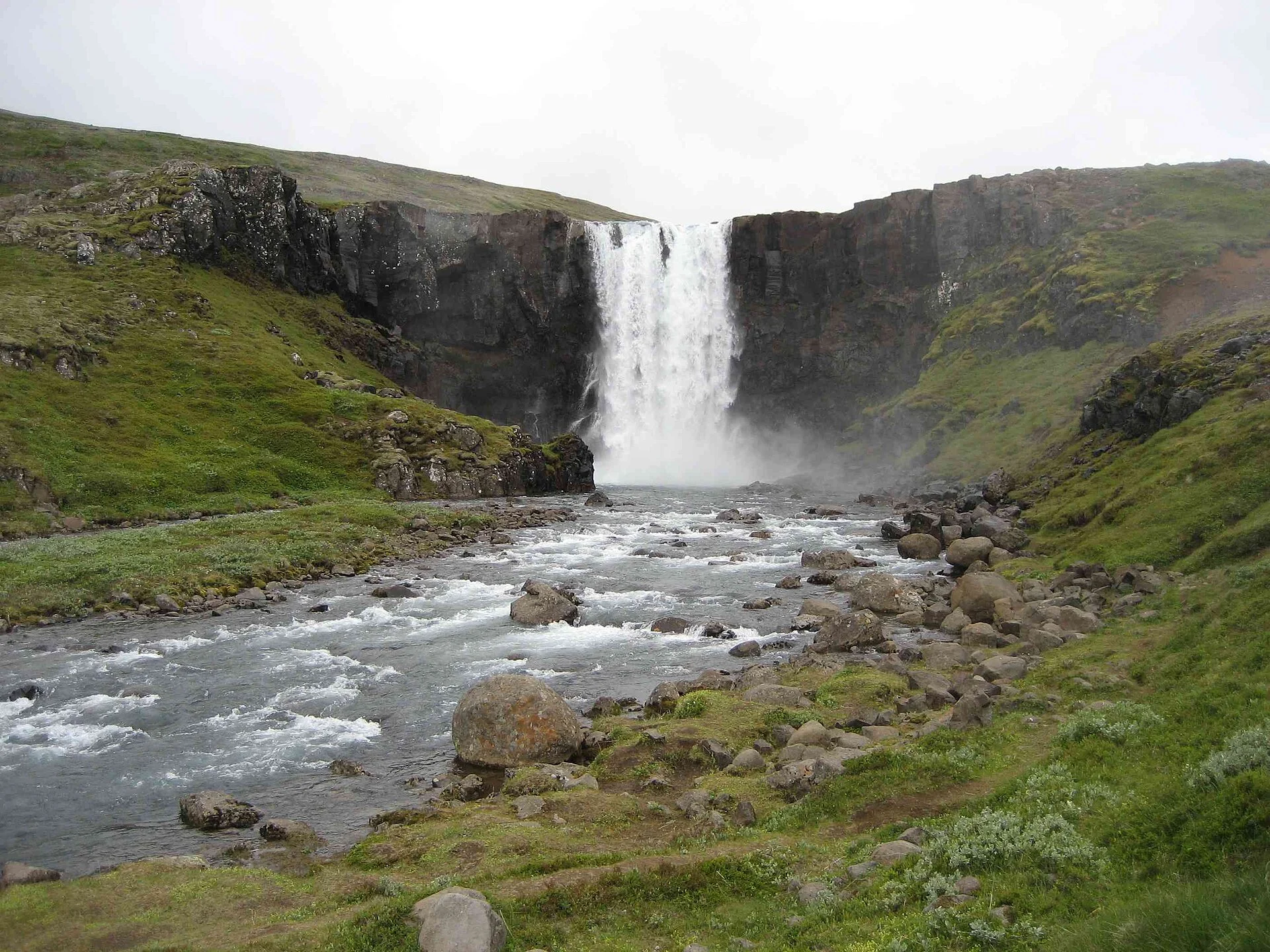 Der Wasserfall Gufufoss im Tal von Seyðisfjörður