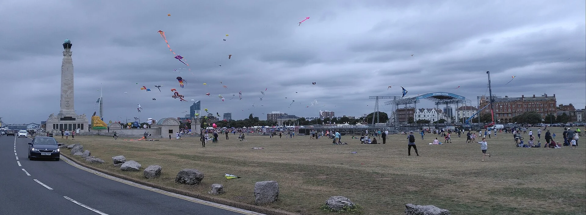 Weite Rasenfläche des Southsea Common in Portsmouth mit Naval War Memorial, Spinnaker Tower und Drachen beim Kite Festival