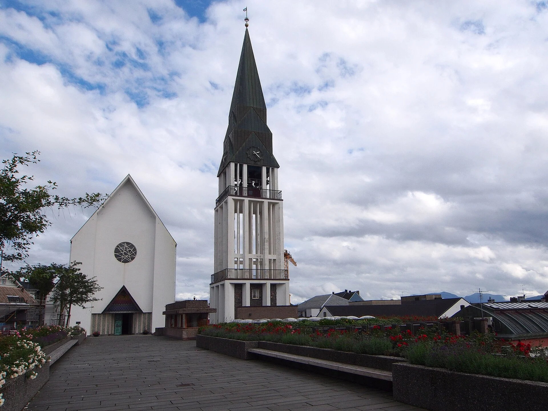 Die Domkirche von Molde mit ihrem freistehenden Glockenturm