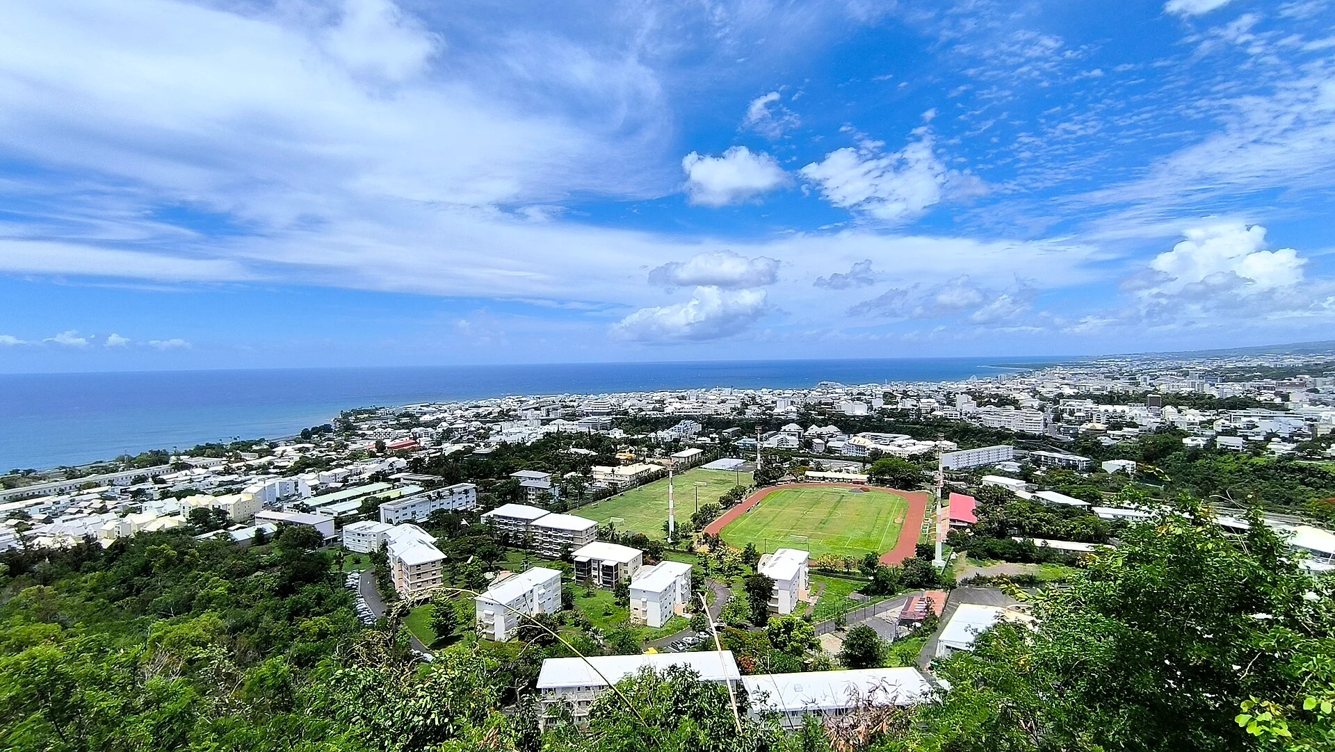 Die Küste von La Réunion bei Saint-Denis mit Stadt und Bergen