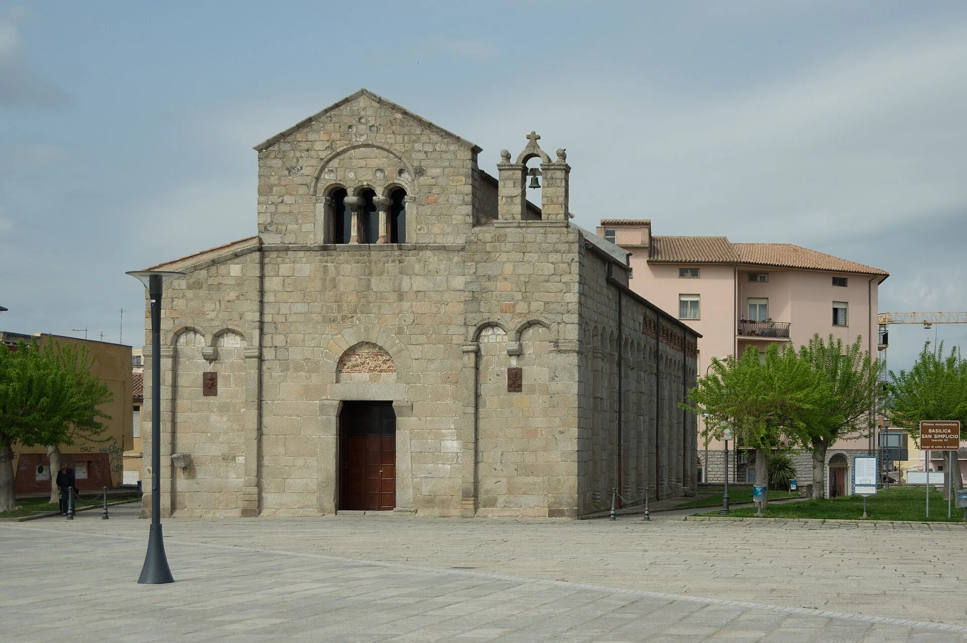 Die romanische Basilica di San Simplicio aus Granit in Olbia