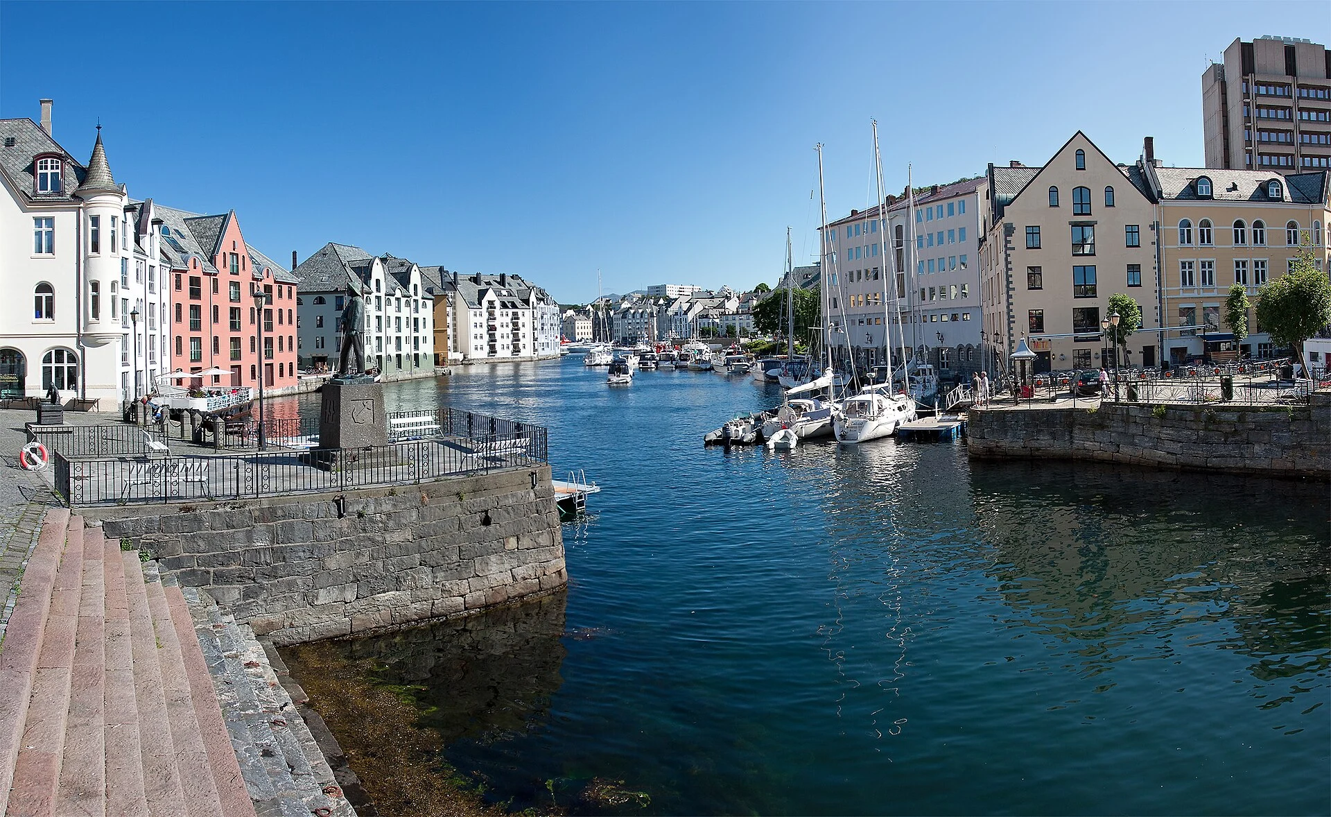 Der Brosundet-Kanal in Ålesund mit den Jugendstil-Speicherhäusern und Segelbooten.