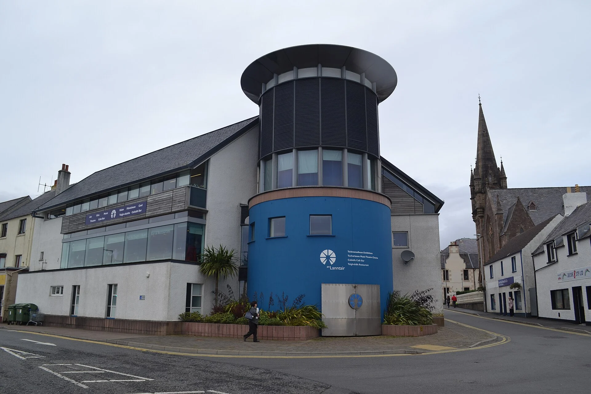 Frontansicht des Kulturzentrums An Lanntair mit blauem Rundbau und Schriftzug in Stornoway.