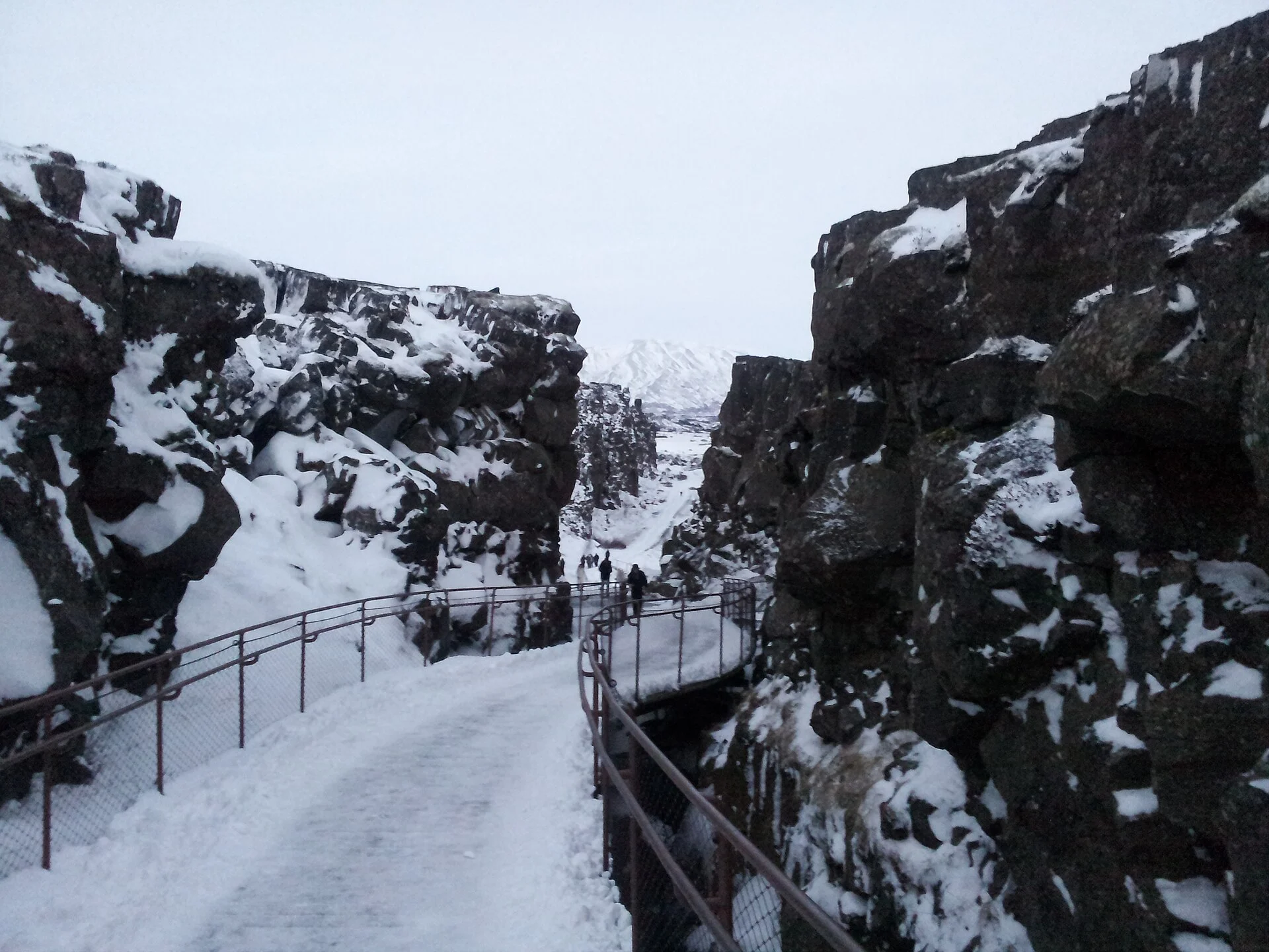 Die Schlucht Almannagjá in Þingvellir, der Riss zwischen den Kontinentalplatten