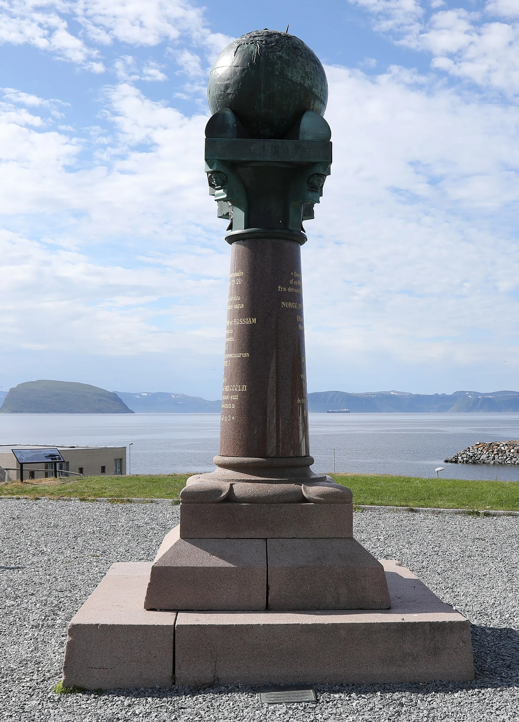 Meridiansäule des Struve-Bogens mit bronzener Erdkugel am Ufer von Fuglenes in Hammerfest, Norwegen.