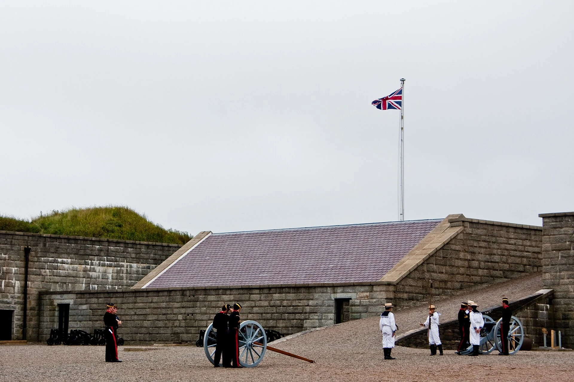 Wall der Zitadelle von Halifax mit Kanonen und Darstellern in historischen Uniformen
