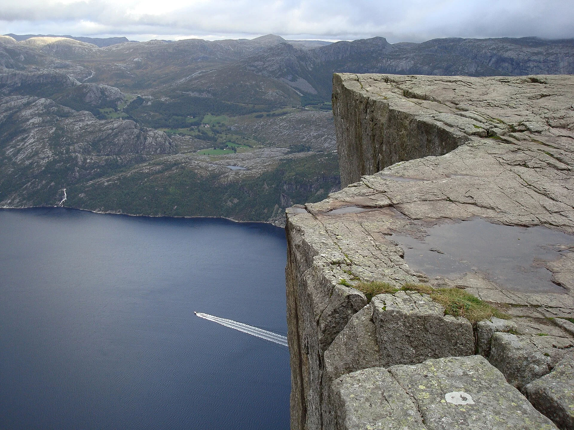 Ausflugsboot auf dem Lysefjord, gesehen von der Felskanzel Preikestolen bei Stavanger.