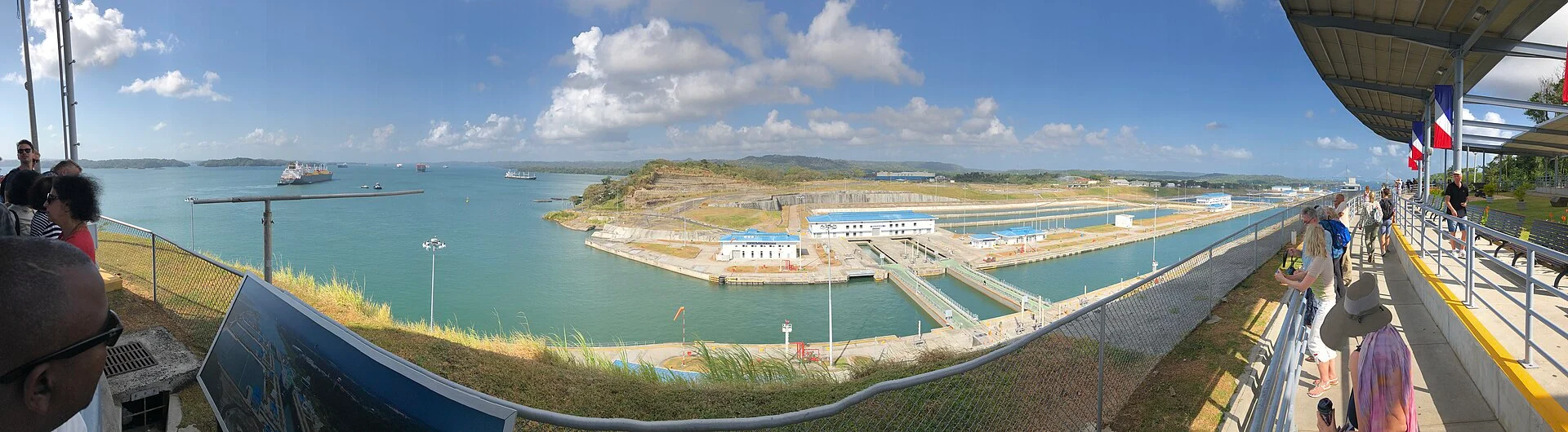 Die Schleusenanlage von Gatún mit dem Gatúnsee