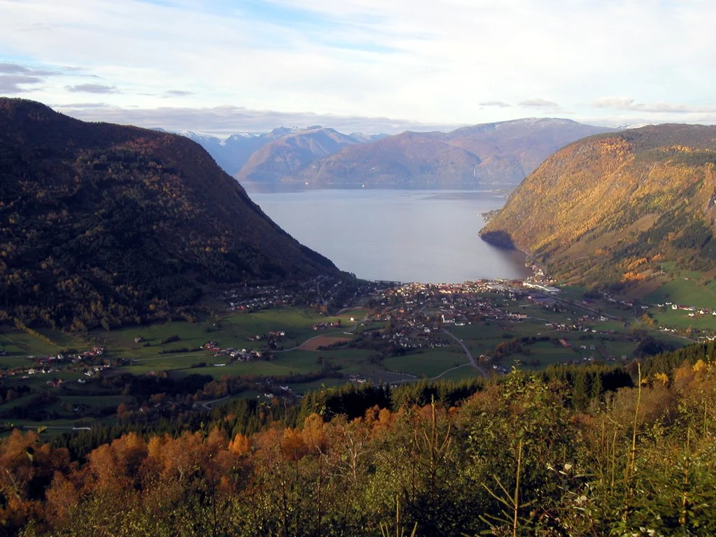 Der Ort Vik im Tal am Sognefjord, von den Bergen aus gesehen