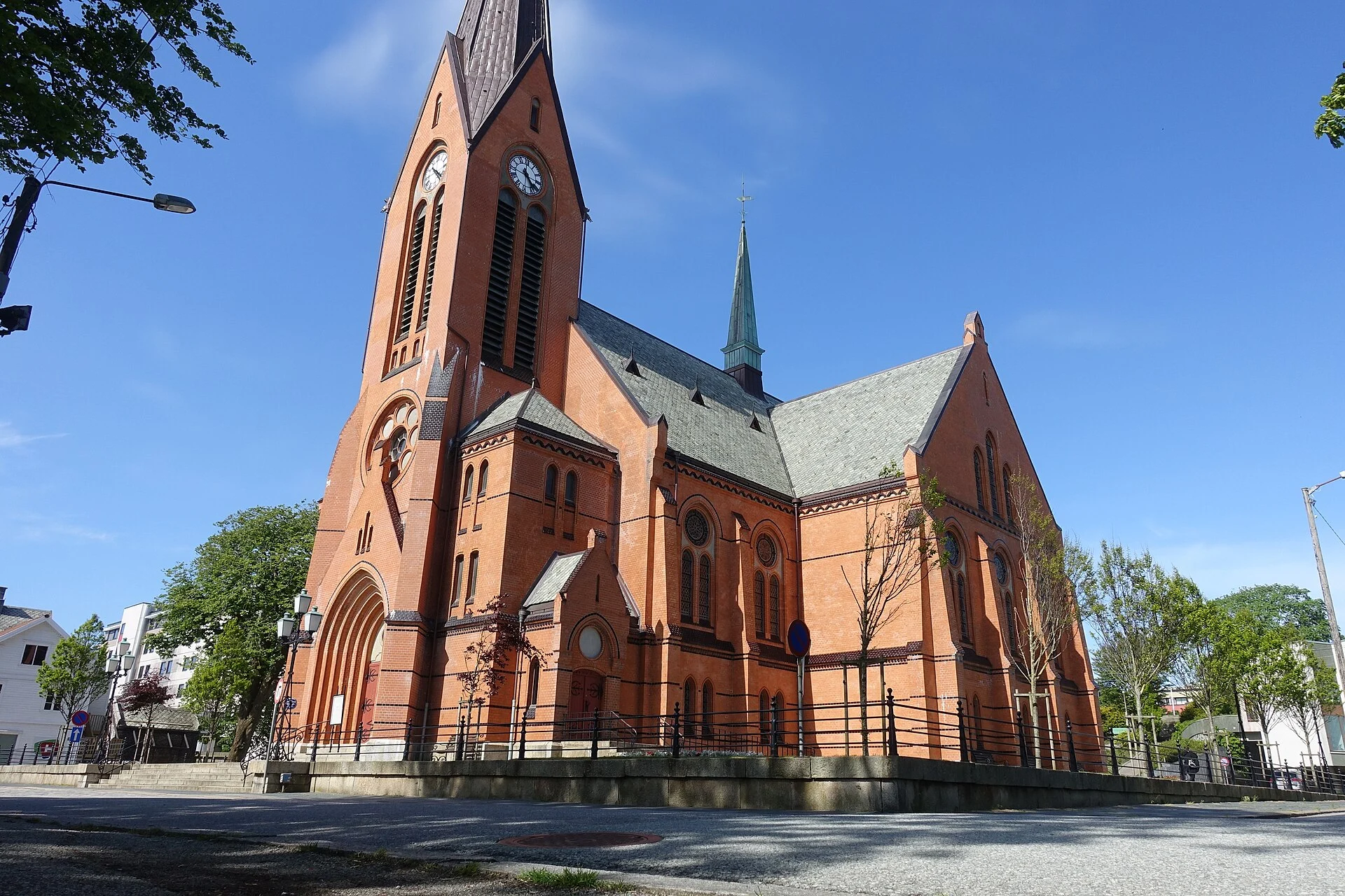 Vår Frelsers kirke in Haugesund aus südwestlicher Sicht mit Turm, Hauptportal und Backsteinfassade.
