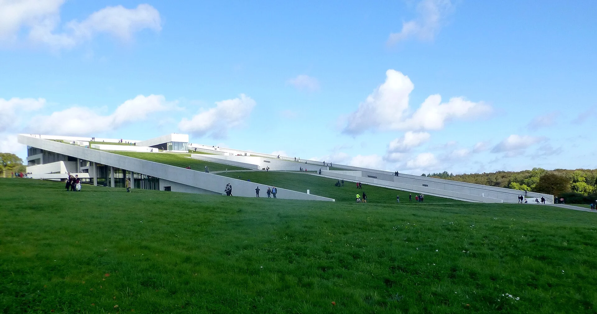 Das Moesgaard Museum südlich von Aarhus mit dem schräg ansteigenden, begehbaren Grasdach.