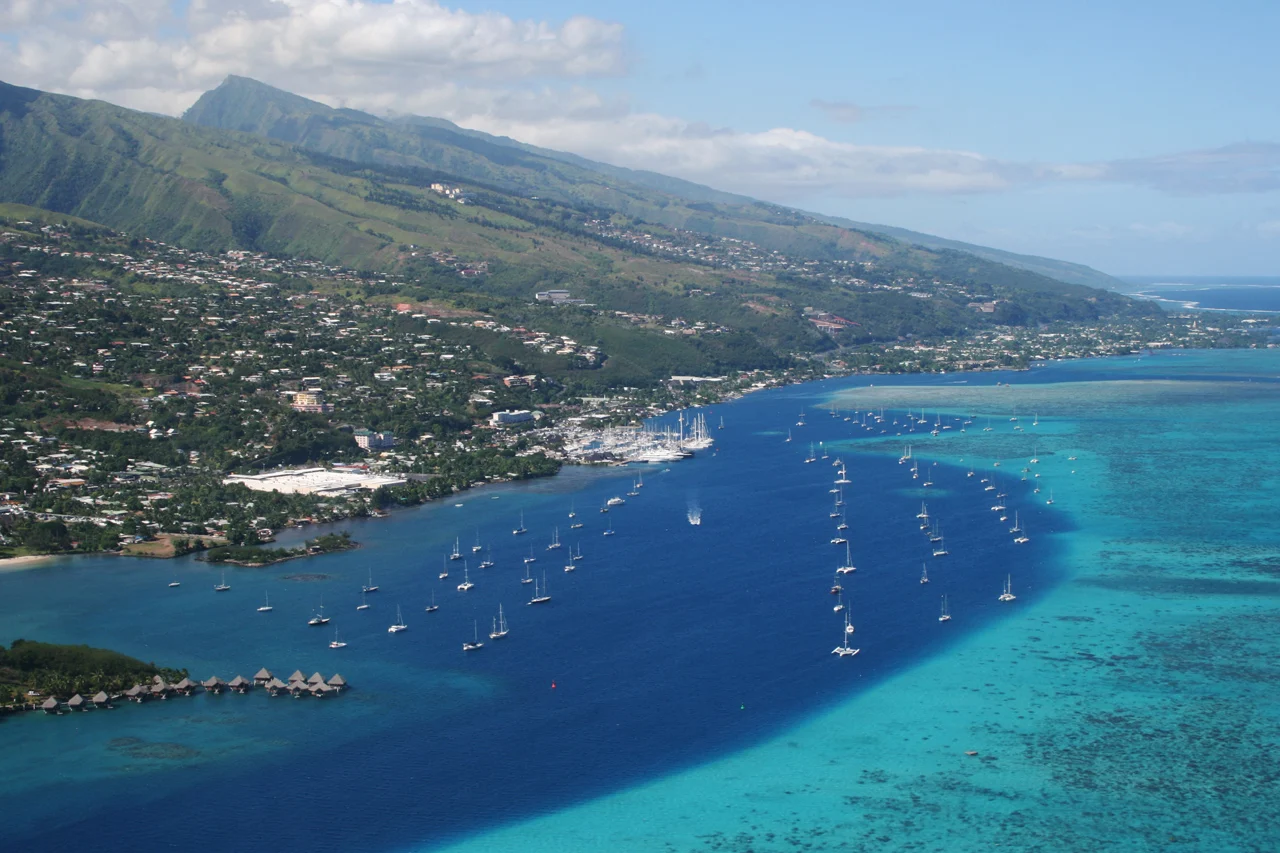 Die Lagune vor Papeete auf Tahiti aus der Luft