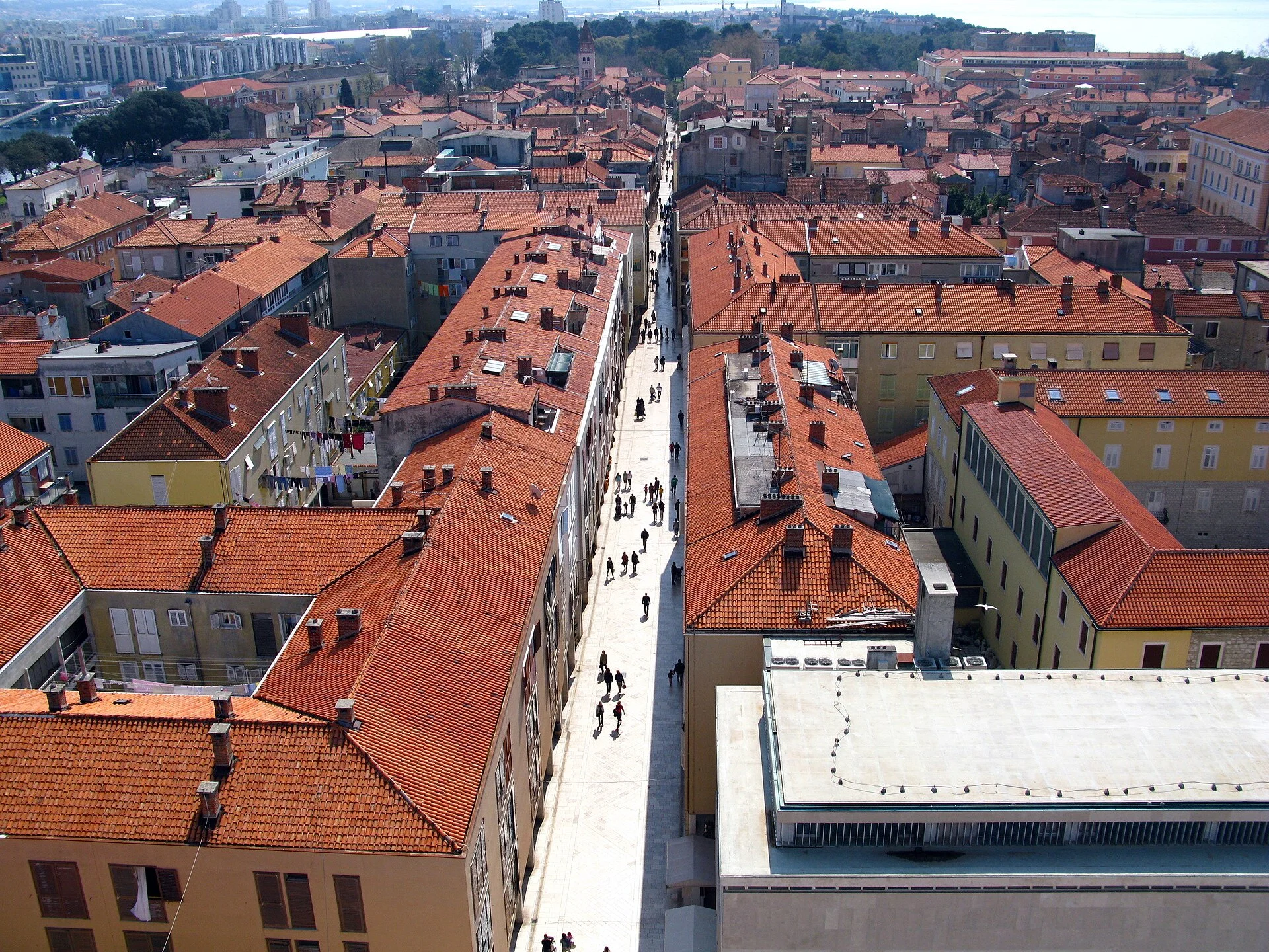 Blick vom Turm der Kathedrale St. Anastasia auf die gerade verlaufende Kalelarga in Zadar.