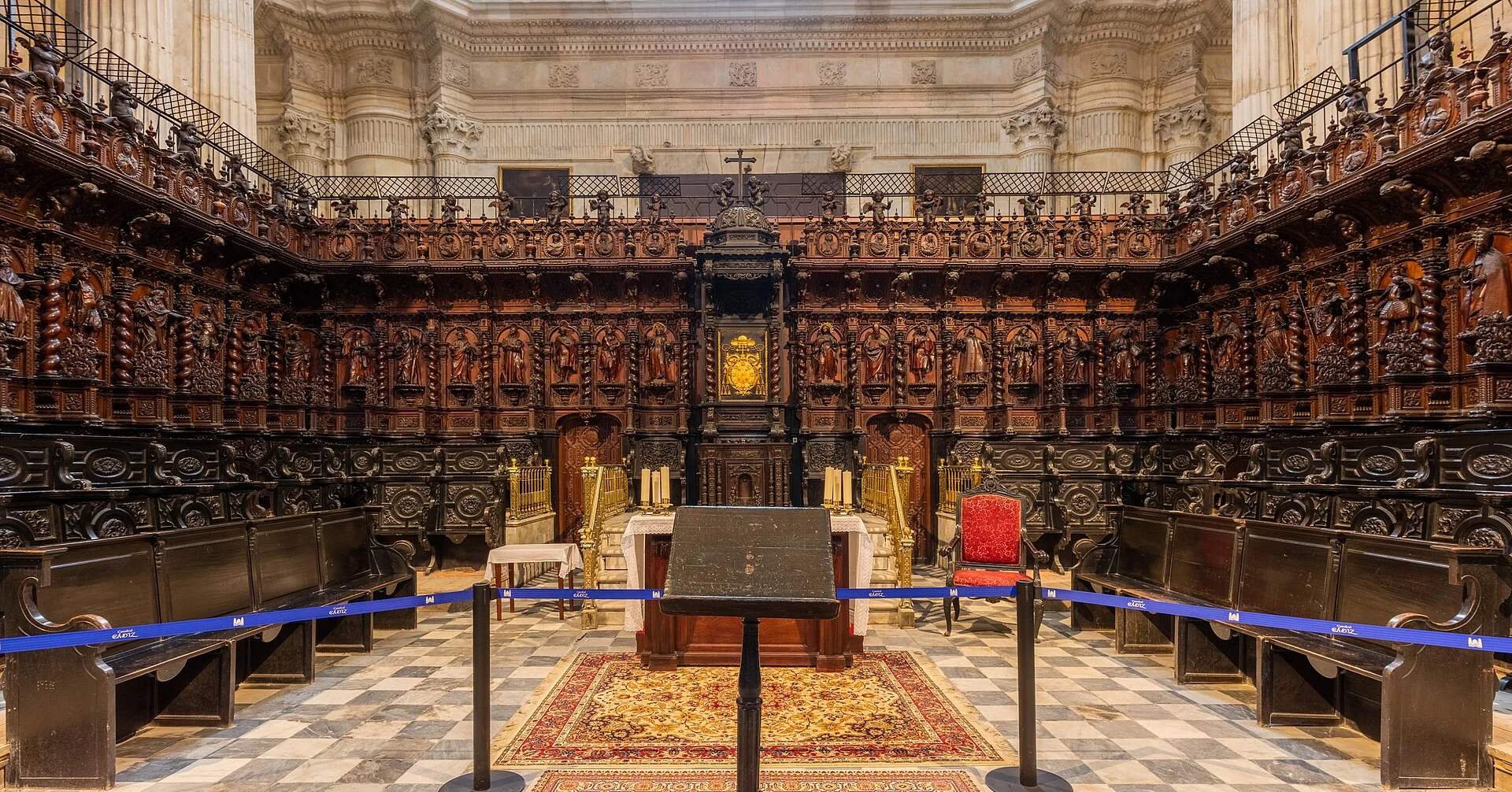 Das geschnitzte Chorgestühl in der Kathedrale von Cádiz