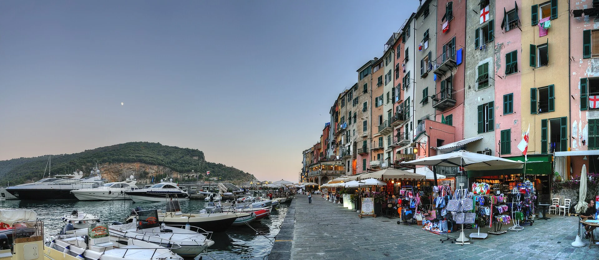 Hafenpromenade von Portovenere mit bunten Häuserzeile, Booten und Blick auf die Insel Palmaria.