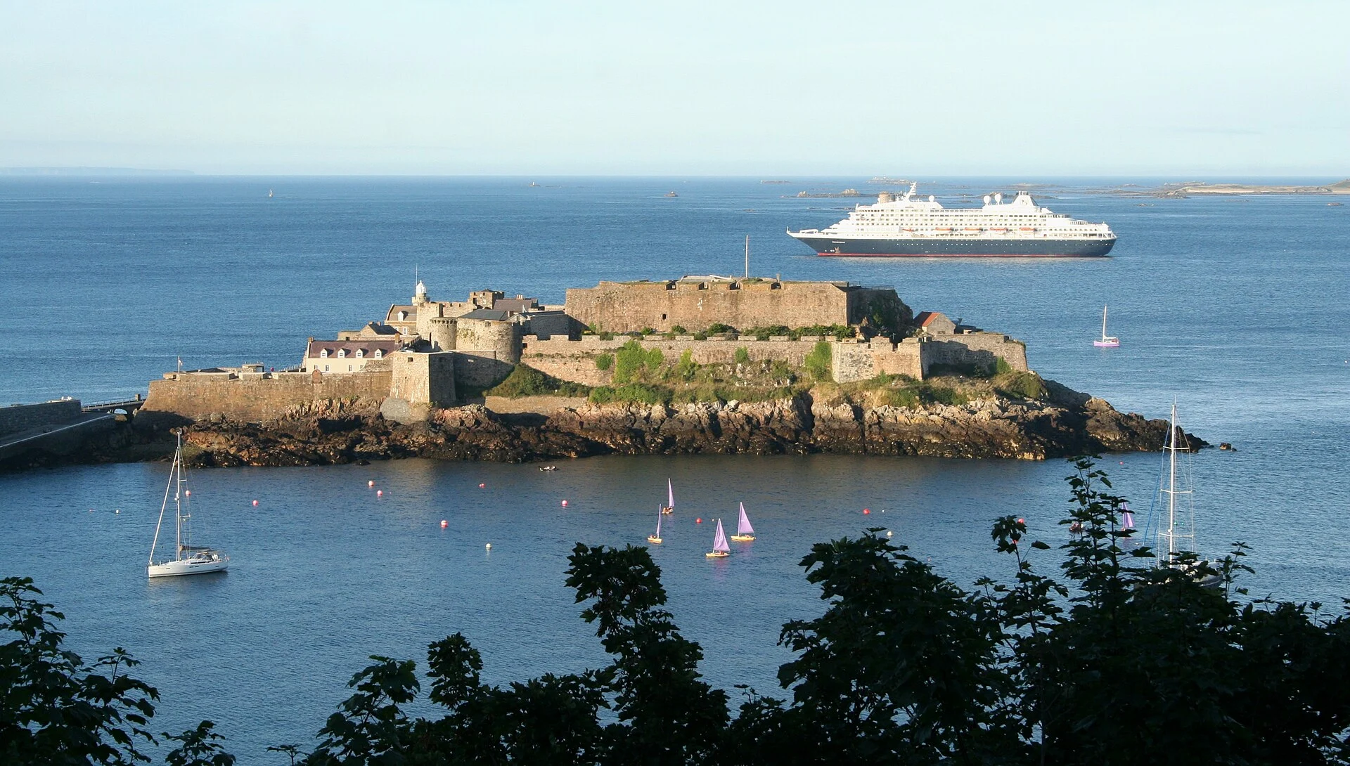 Castle Cornet auf seiner Insel im Hafen von Saint Peter Port