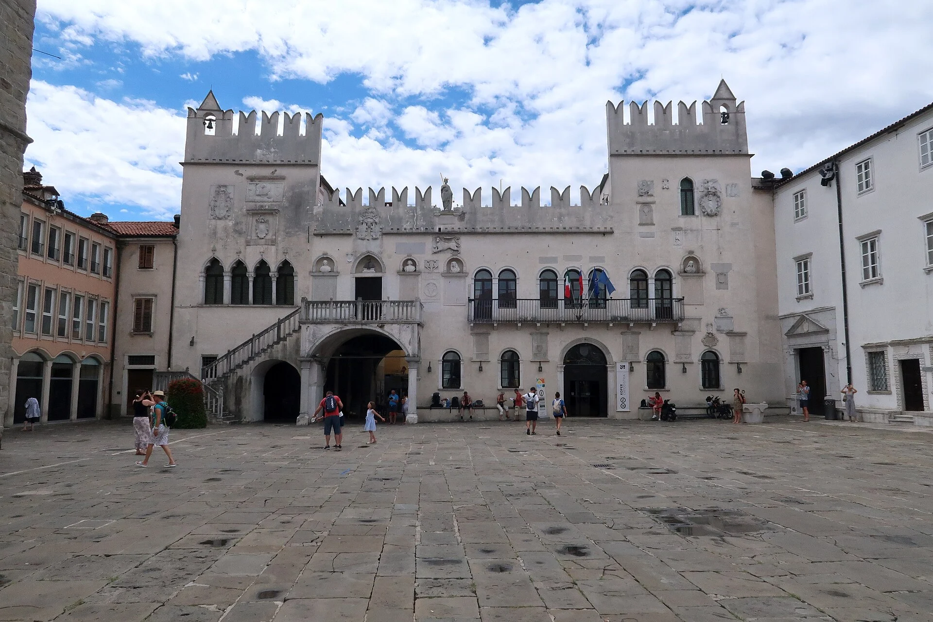 Der Prätorenpalast mit Zinnenkranz am Tito-Platz in Koper