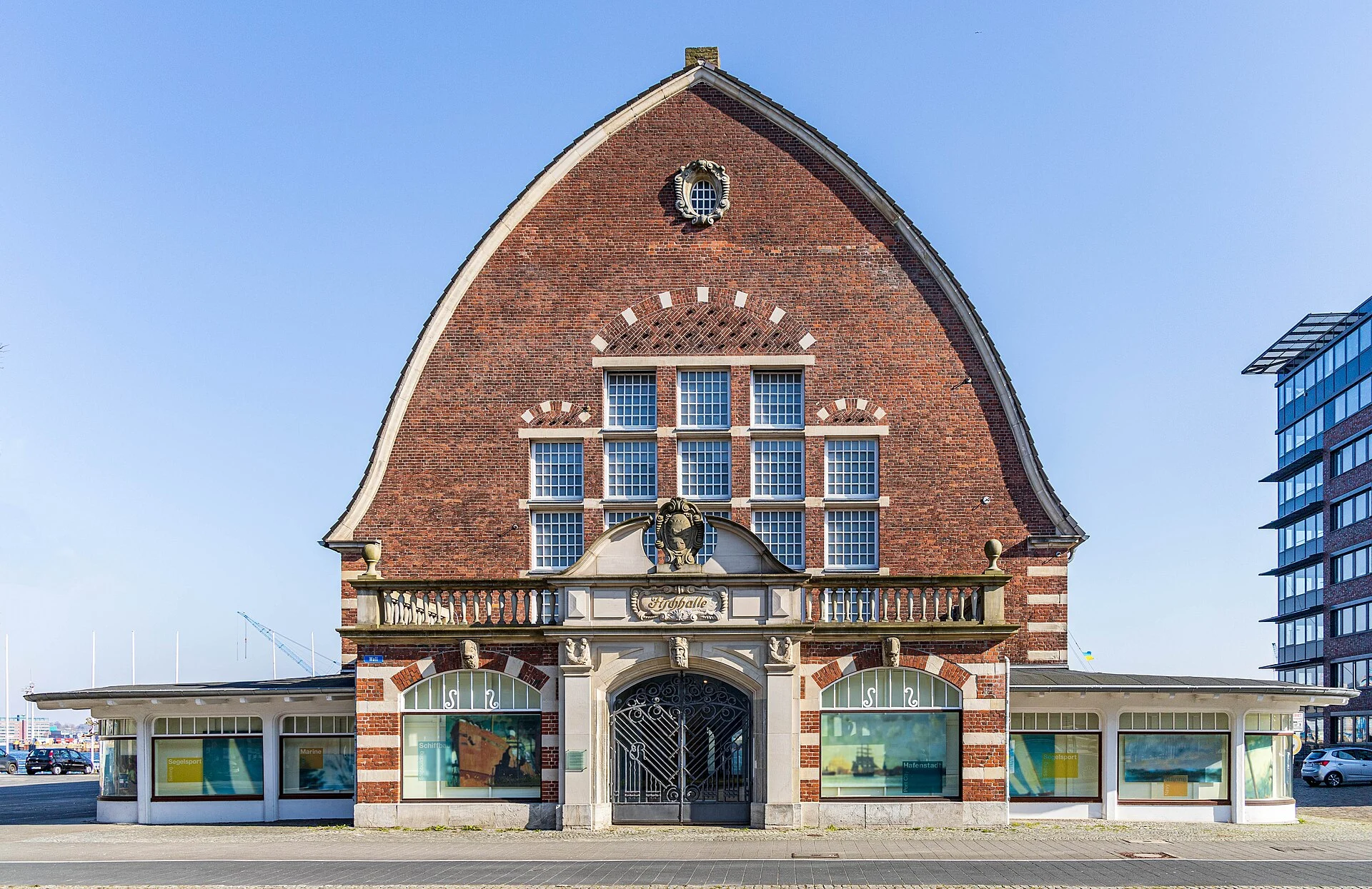 Das Schifffahrtsmuseum Kiel in der alten Fischhalle, frontale Ansicht der Backsteinfassade.