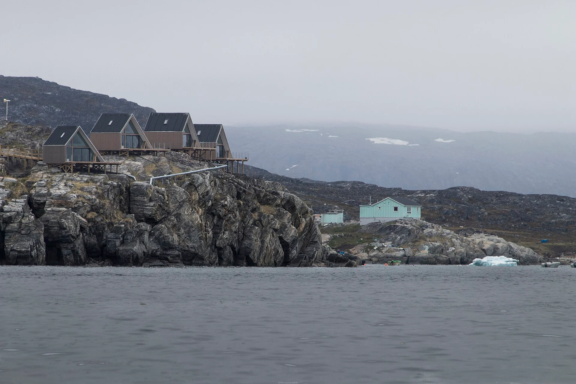 Häuser der Siedlung Ilimanaq am Wasser der Diskobucht