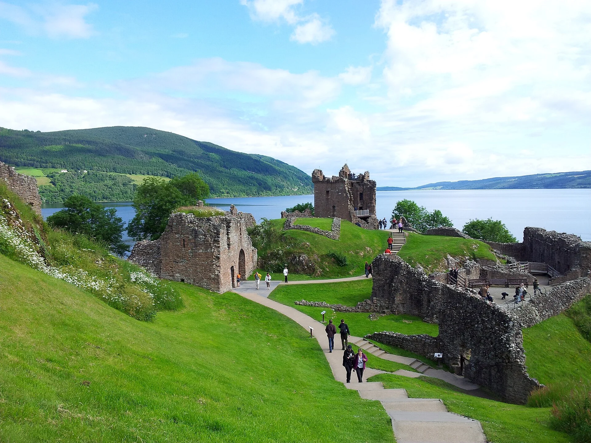 Überblick über die Ruine Urquhart Castle mit Grant Tower direkt am Ufer von Loch Ness.