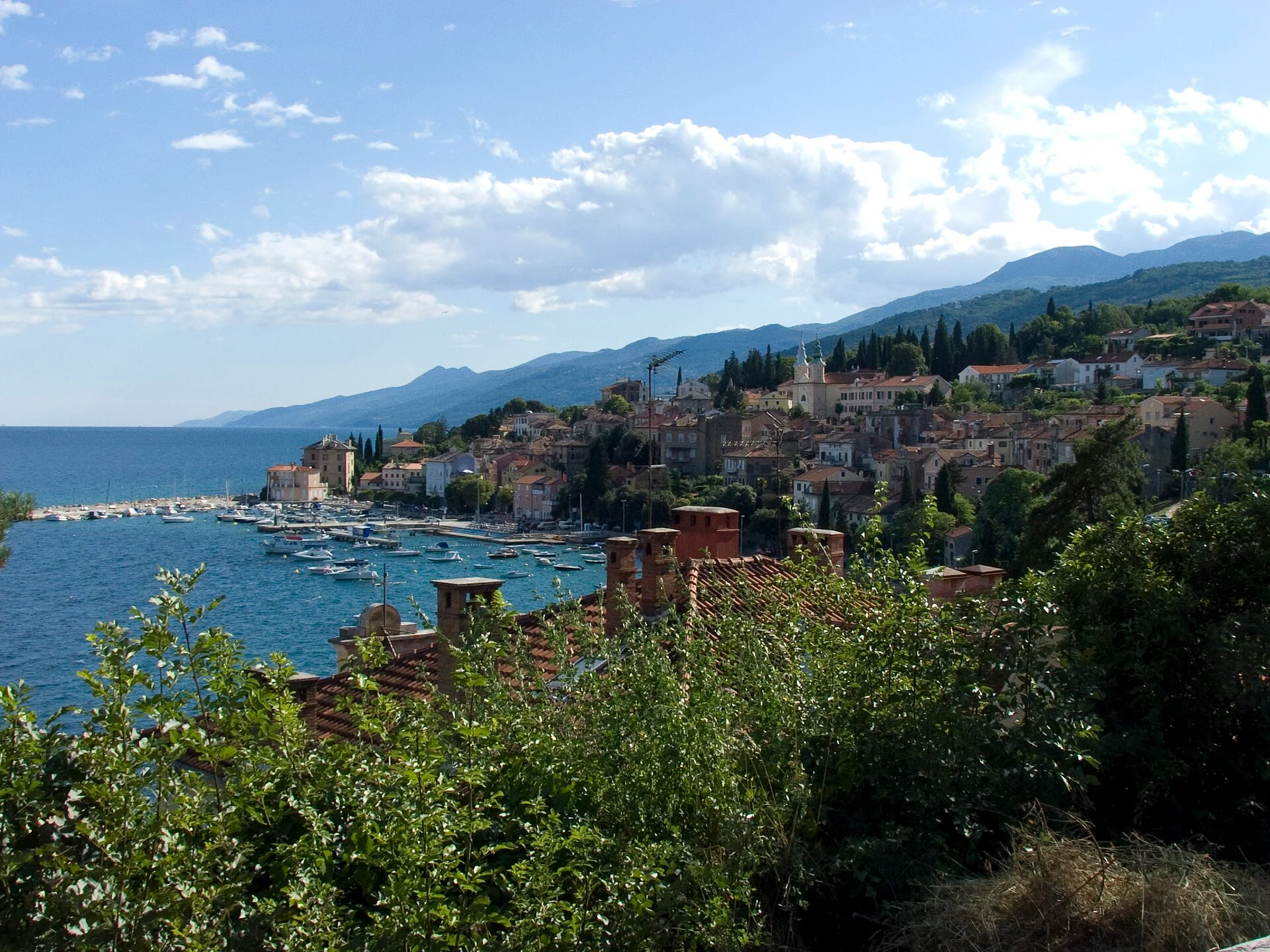 Die Küste von Opatija mit dem Ort und der Bucht